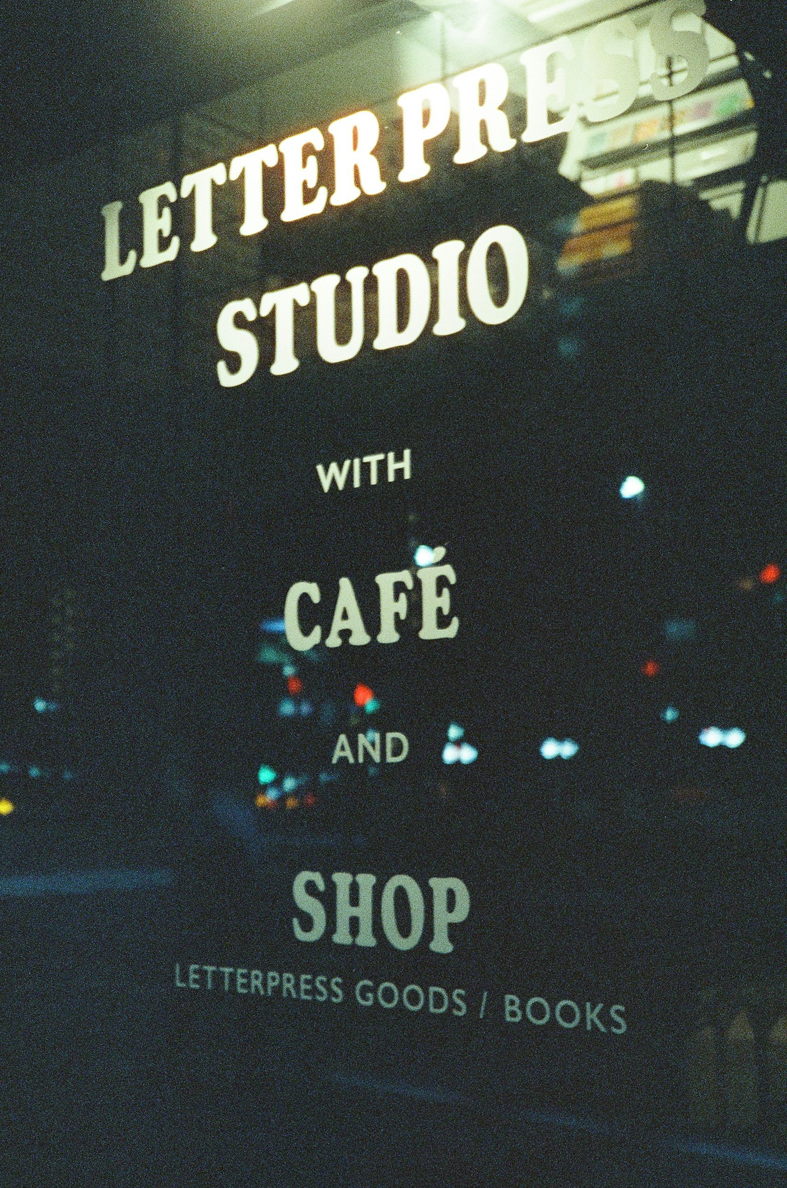 Cửa sổ của Studio Letterpress có quán cà phê và cửa hàng