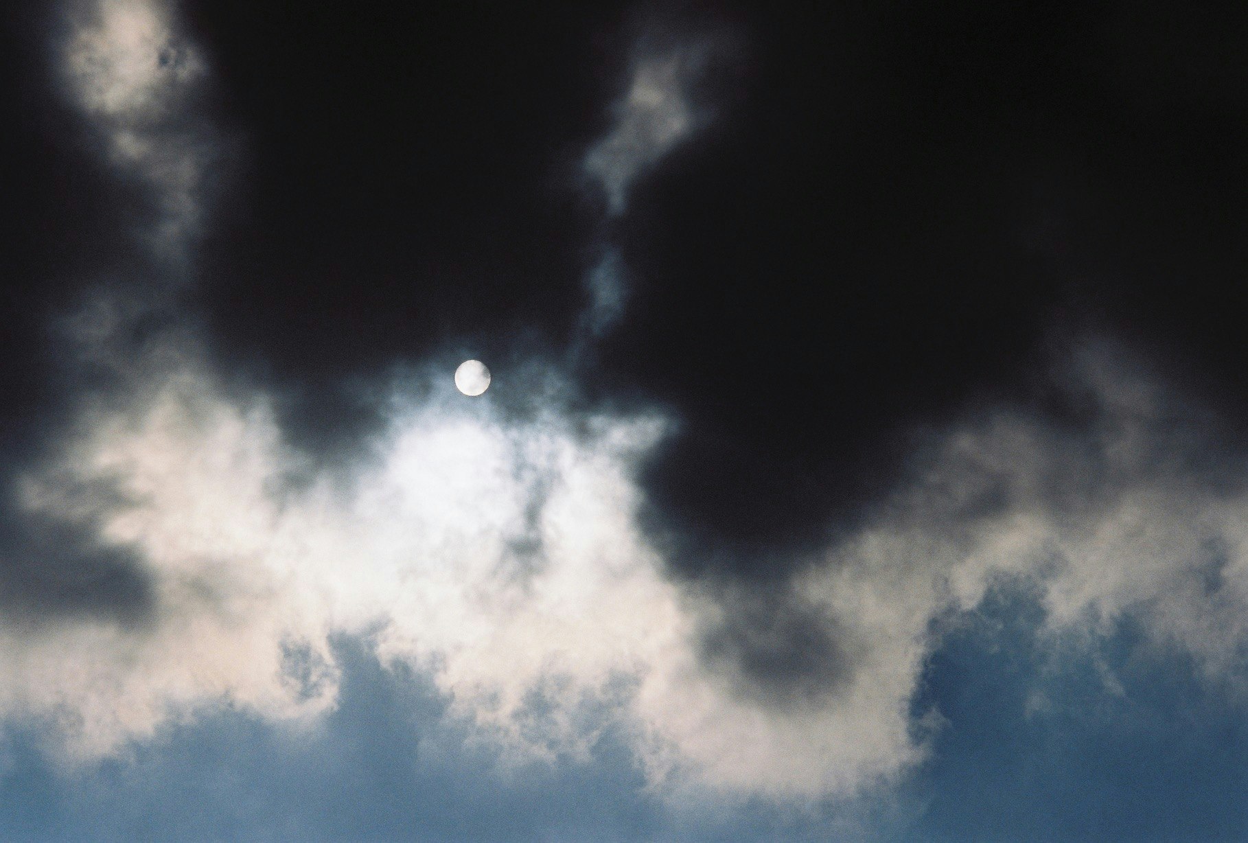 雲の切れ間から差す光の空
