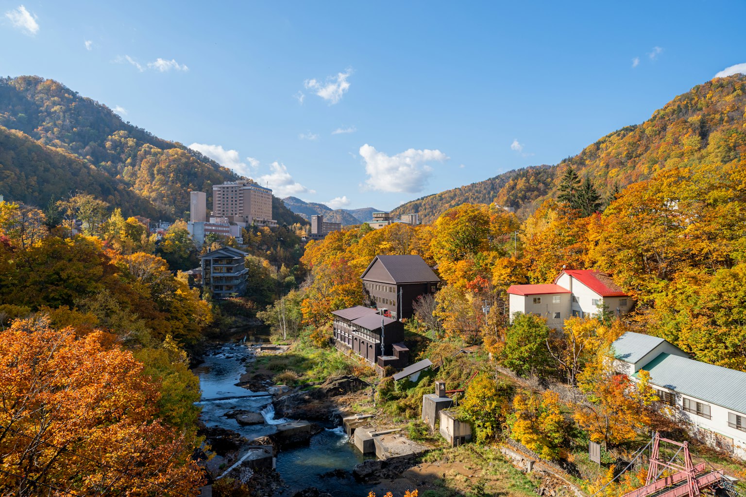 Cảnh mùa thu đẹp với làng núi và dòng sông