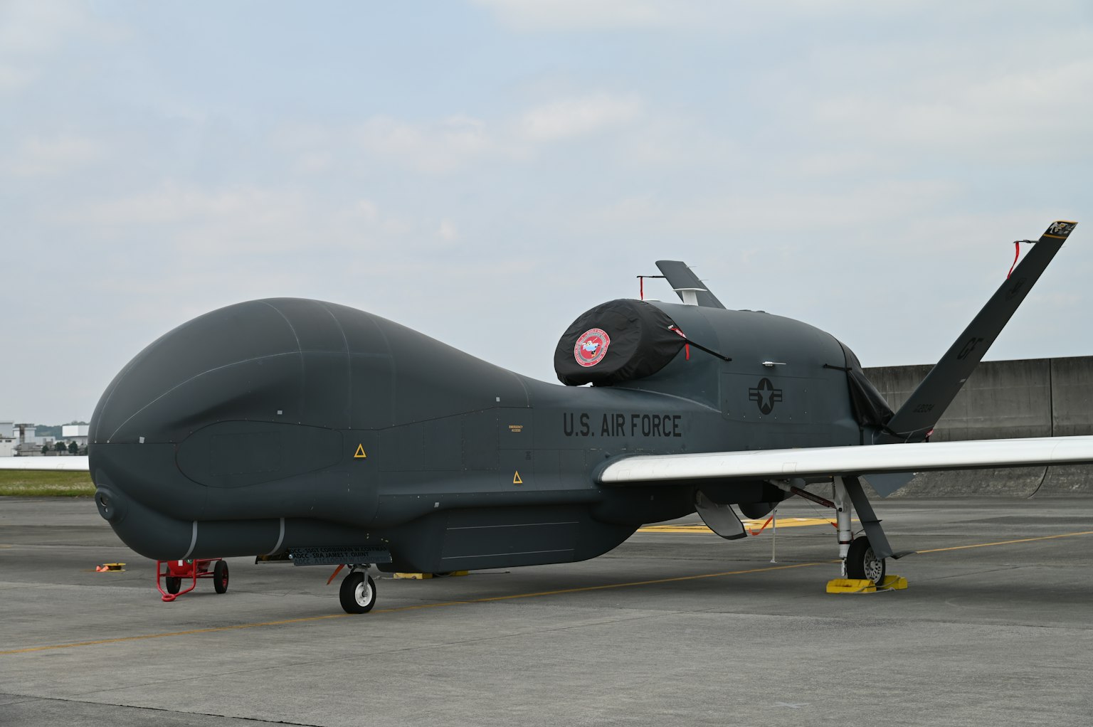 Vista laterale di un veicolo aereo senza pilota grigio con caratteristiche distintive