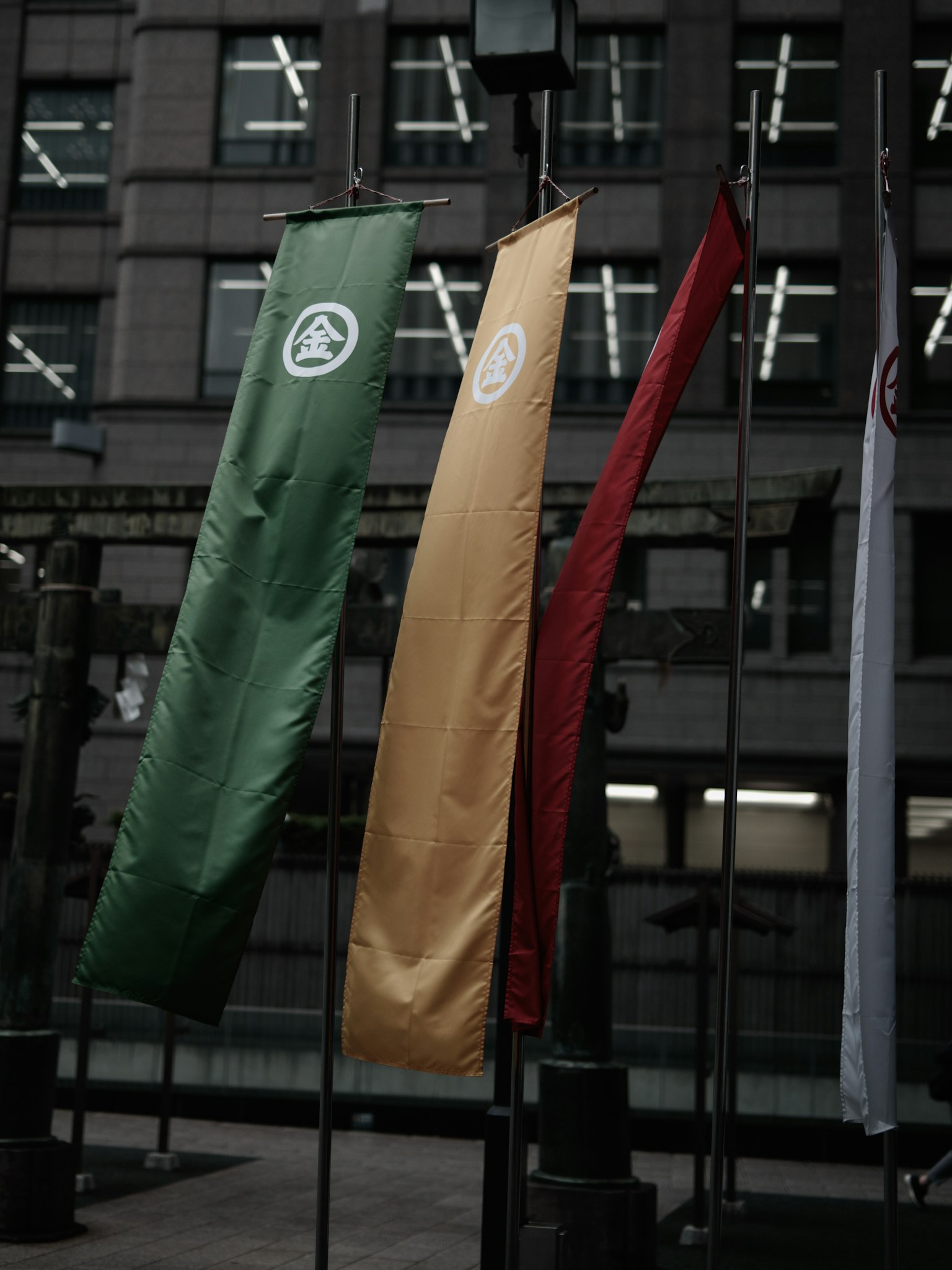 Banderas coloridas en un entorno urbano