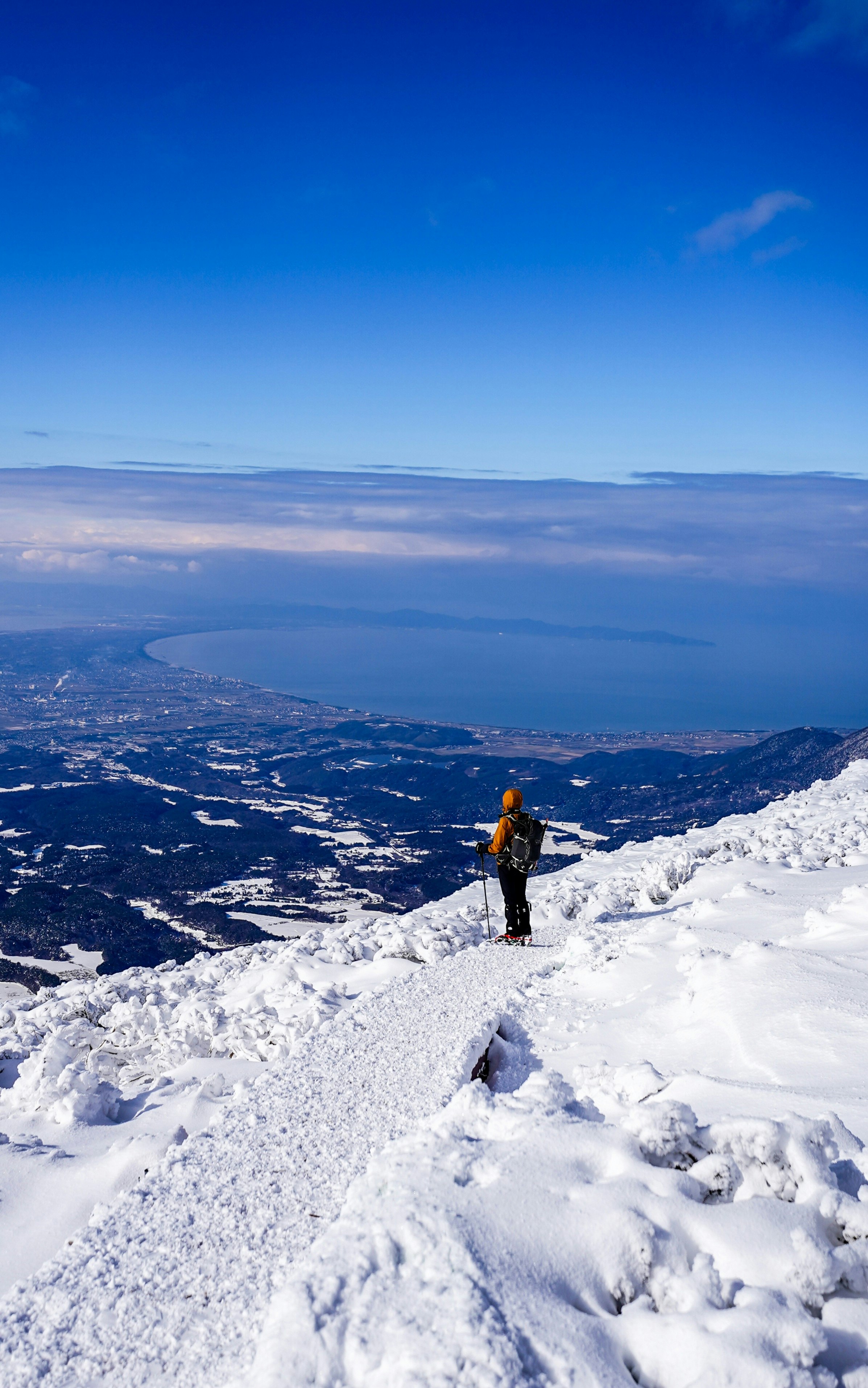 鳥取県の大山で弓ヶ浜を望む雪の稜線の絶景