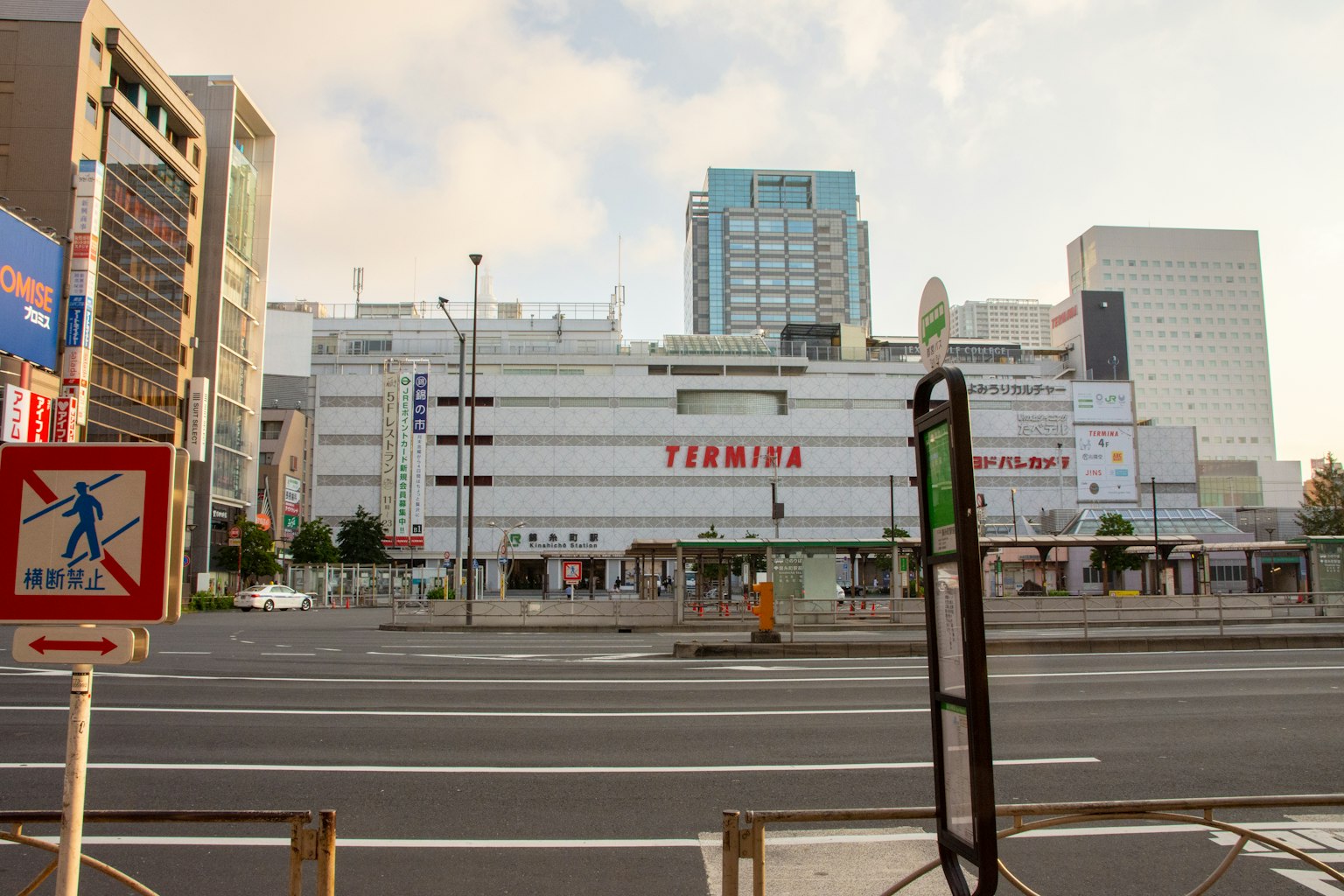 城市交叉口的大型商業建築和行人信號