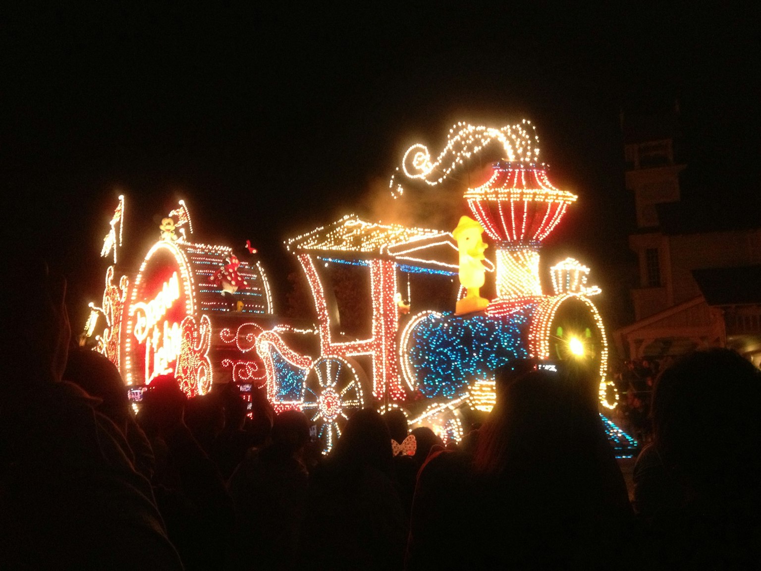 Tren decorado iluminado en un desfile nocturno