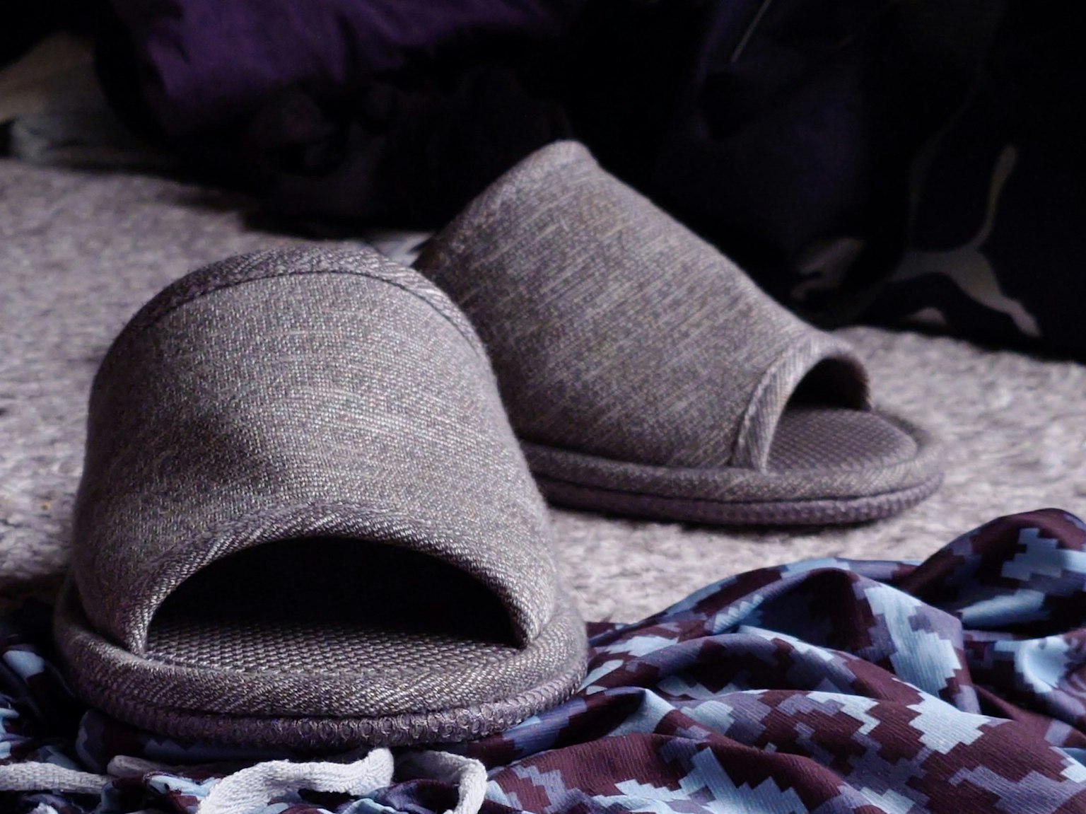 柔らかい素材のスリッパがカーペットの上に置かれている