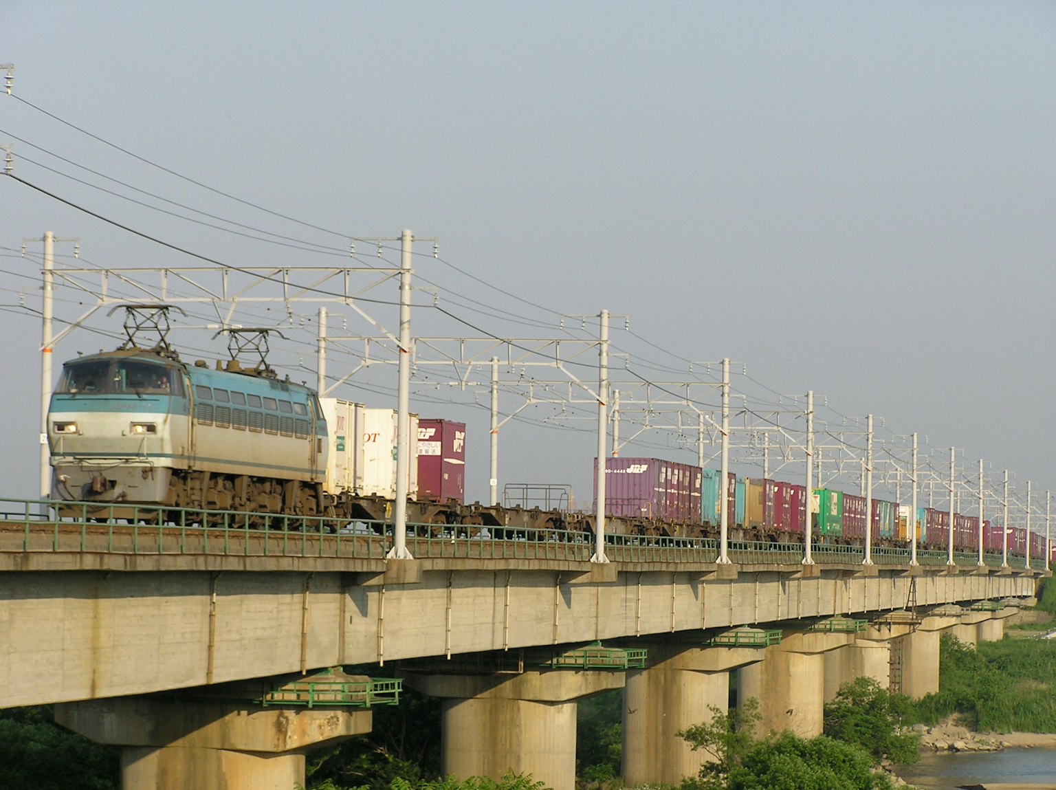 Tren de carga cruzando un puente