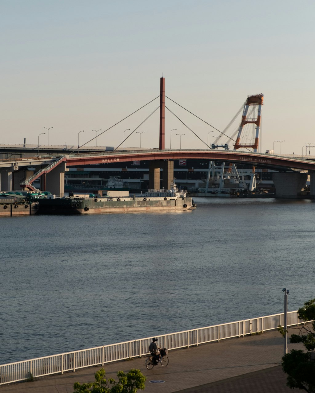 兵庫県立美術館のある港湾の橋と水辺の風景
