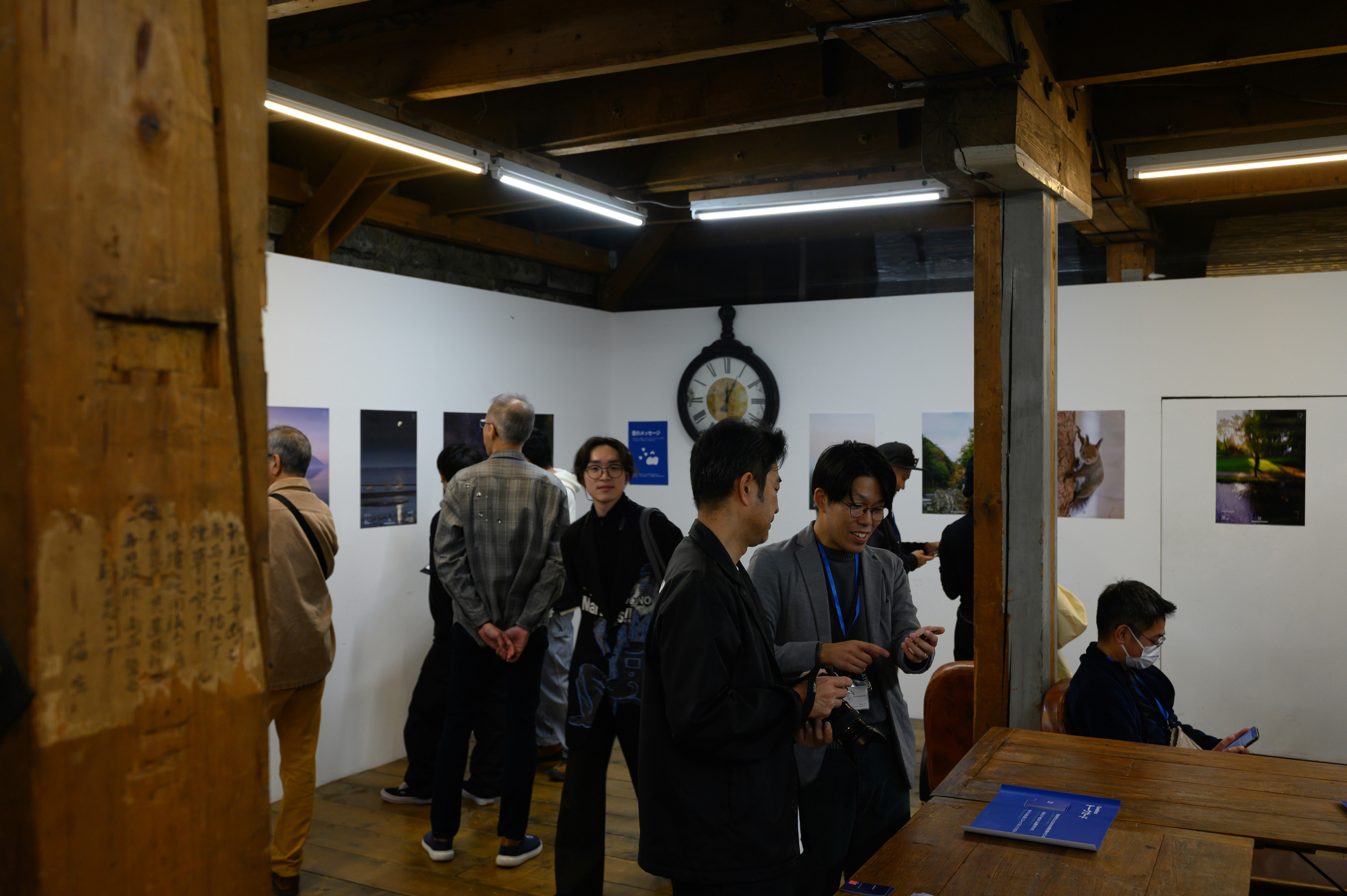展示室で来場者が作品を見ている様子
