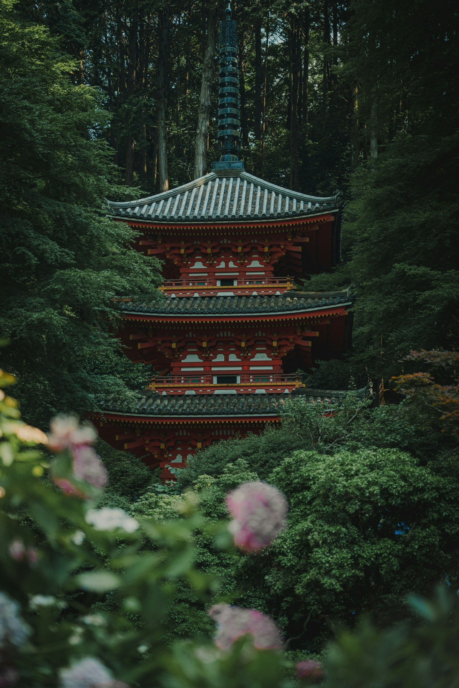 被郁郁蔥蔥的綠植和花朵環繞的美麗日本塔