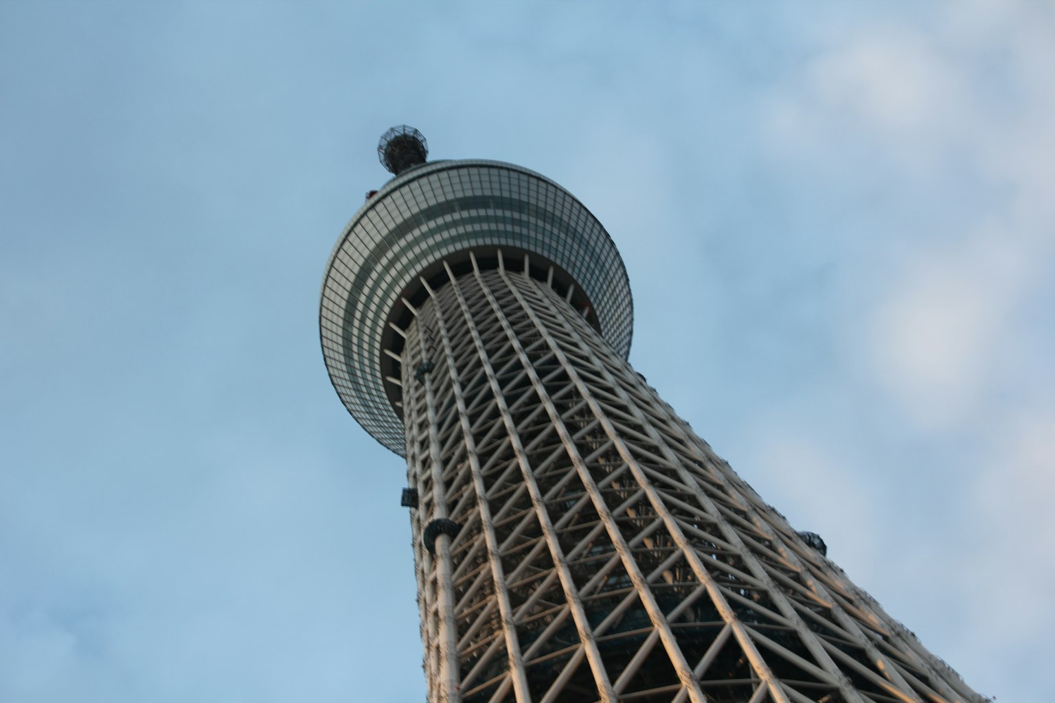 Pemandangan Tokyo Skytree dari bawah dengan latar belakang langit biru