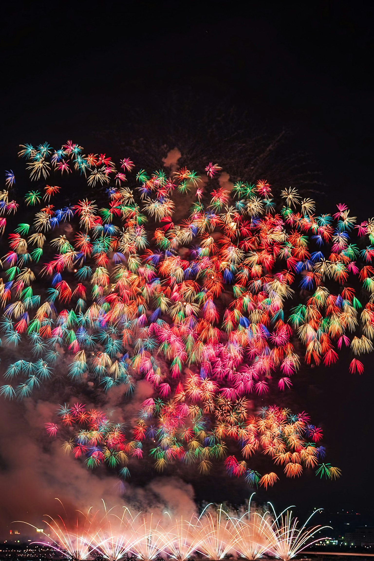 Fuochi d'artificio colorati che esplodono nel cielo notturno