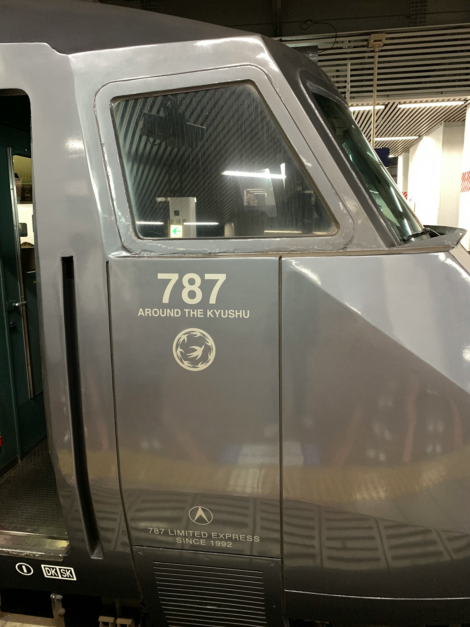 Vista lateral del tren 787 con diseño moderno y colores oscuros