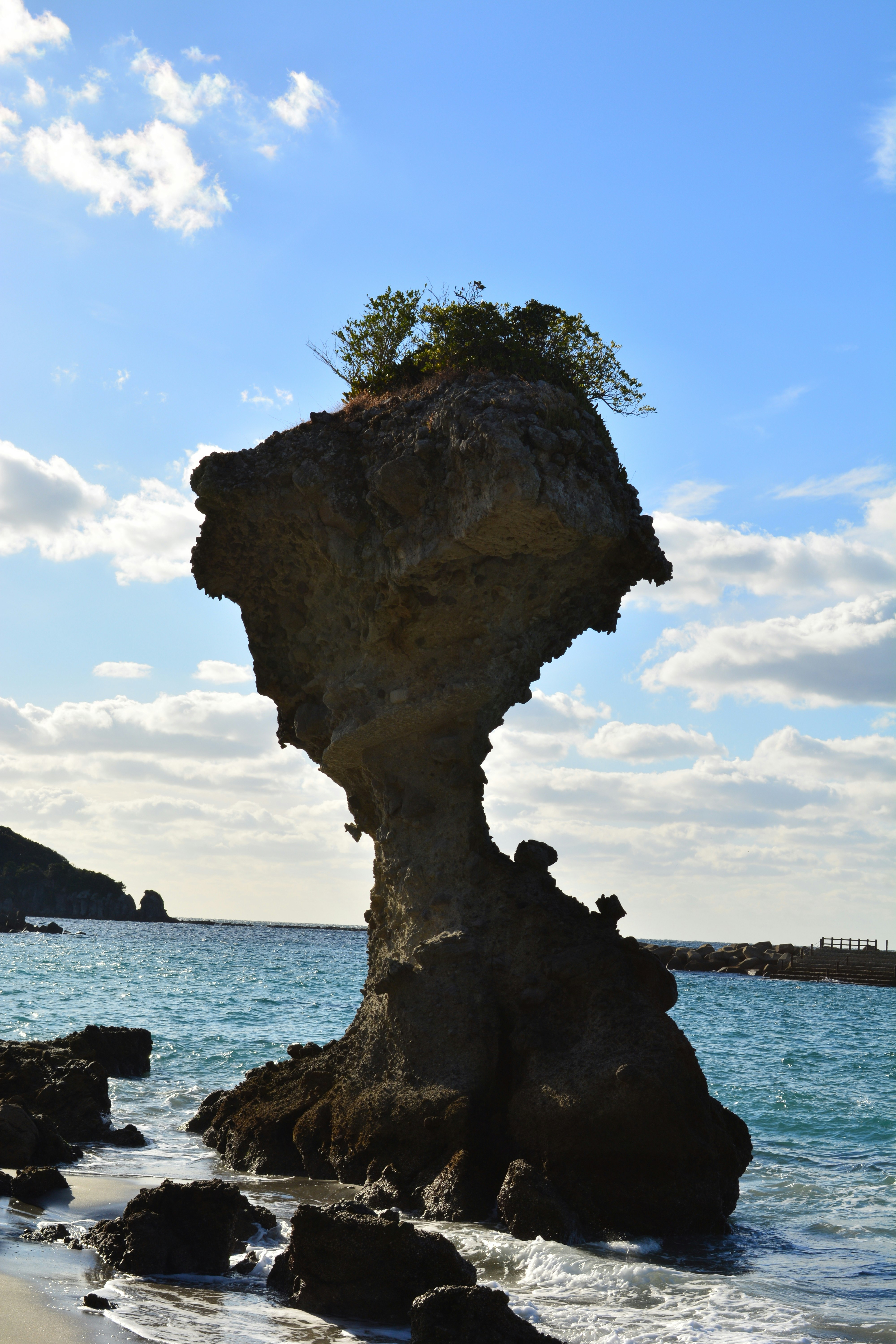 海辺にそびえる奇岩のシルエット