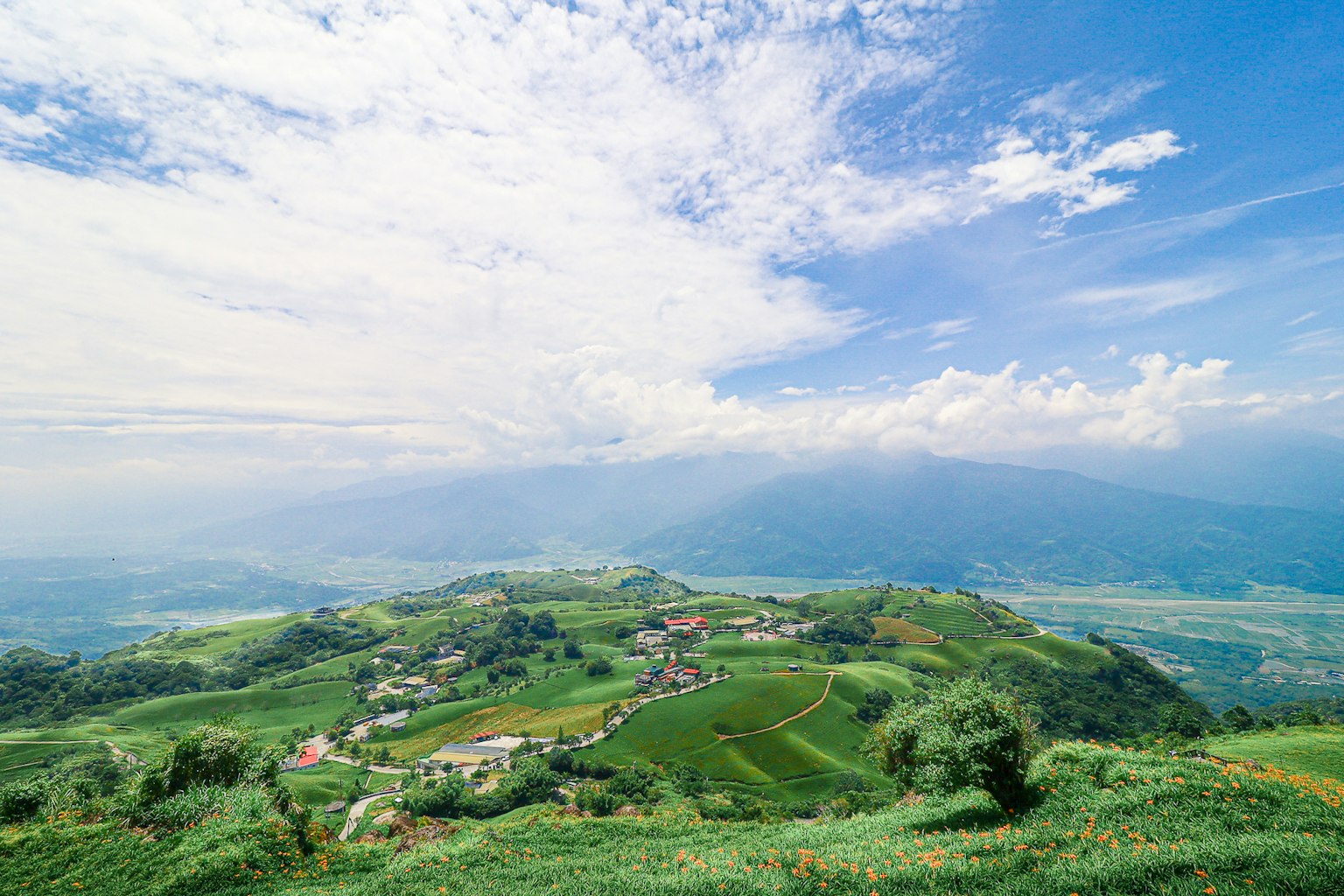 绿色山丘下的蓝天全景