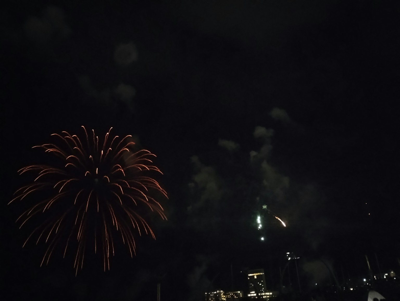 夜空中绽放的烟花和烟雾效果