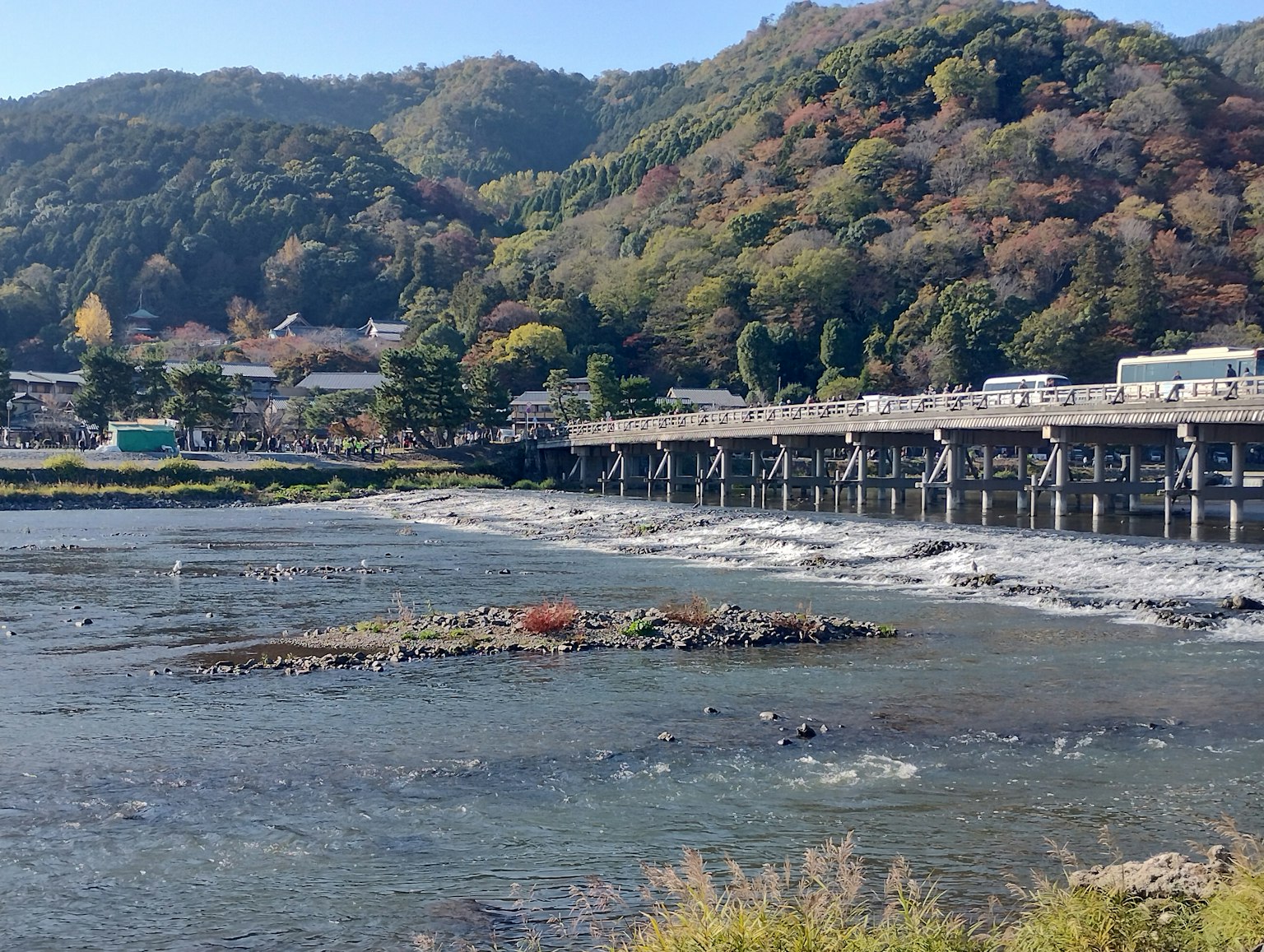 ทิวทัศน์ที่สวยงามของแม่น้ำที่เงียบสงบและภูเขาในพื้นหลัง