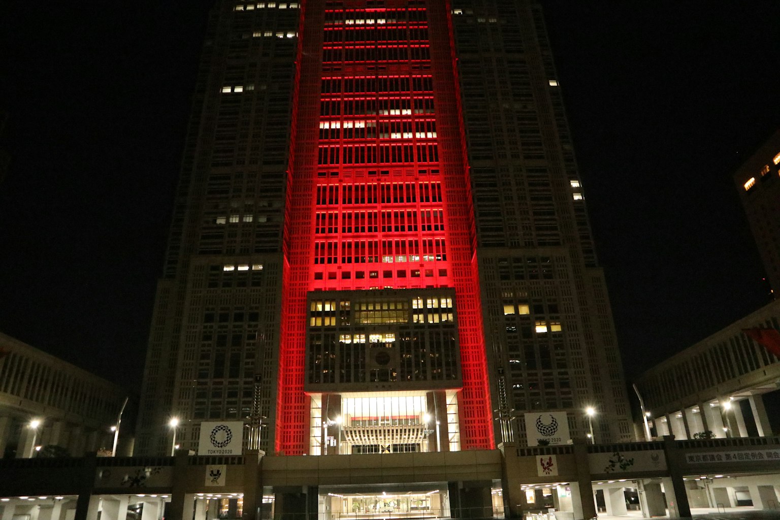 Gedung pencakar langit Tokyo yang diterangi merah di malam hari