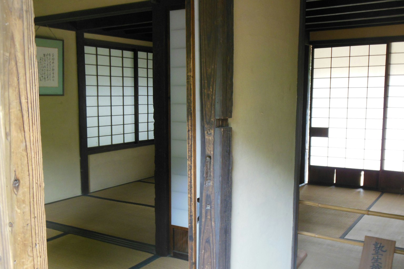Pemandangan interior dari ruangan tatami tradisional Jepang dengan pintu geser