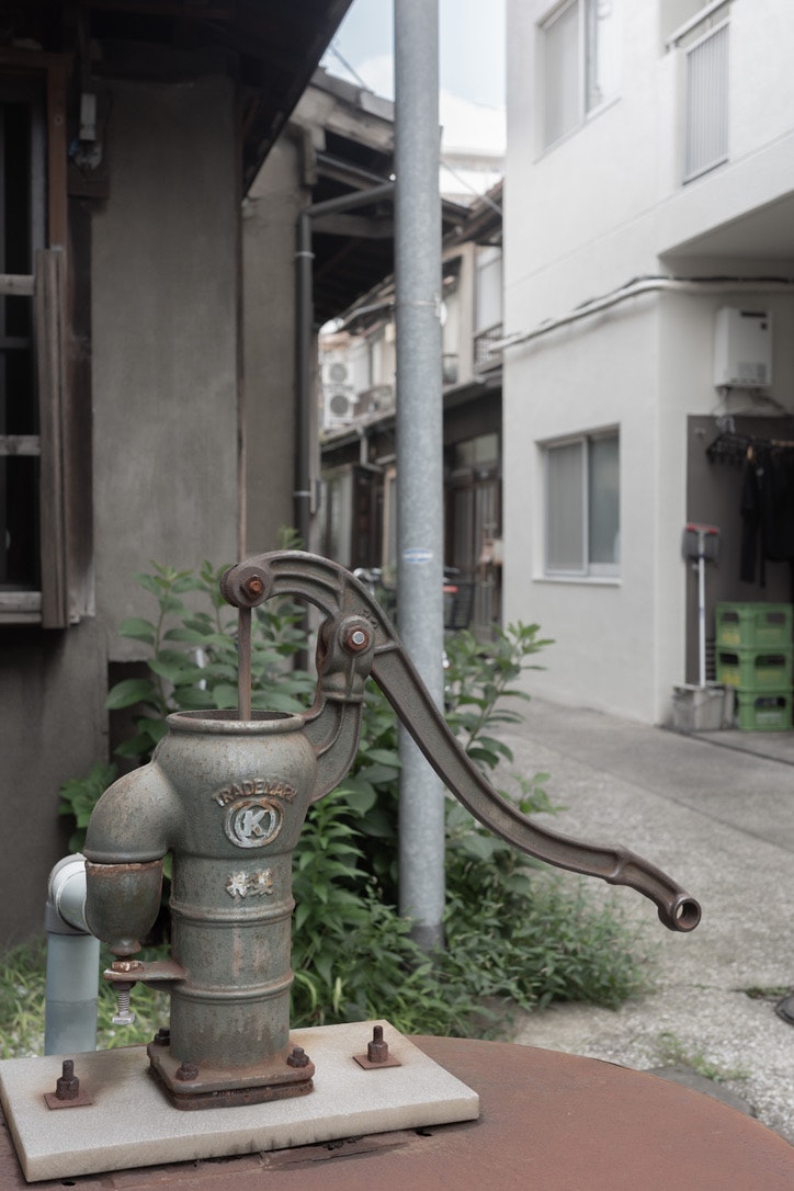 庭院展台上的手动抽水泵