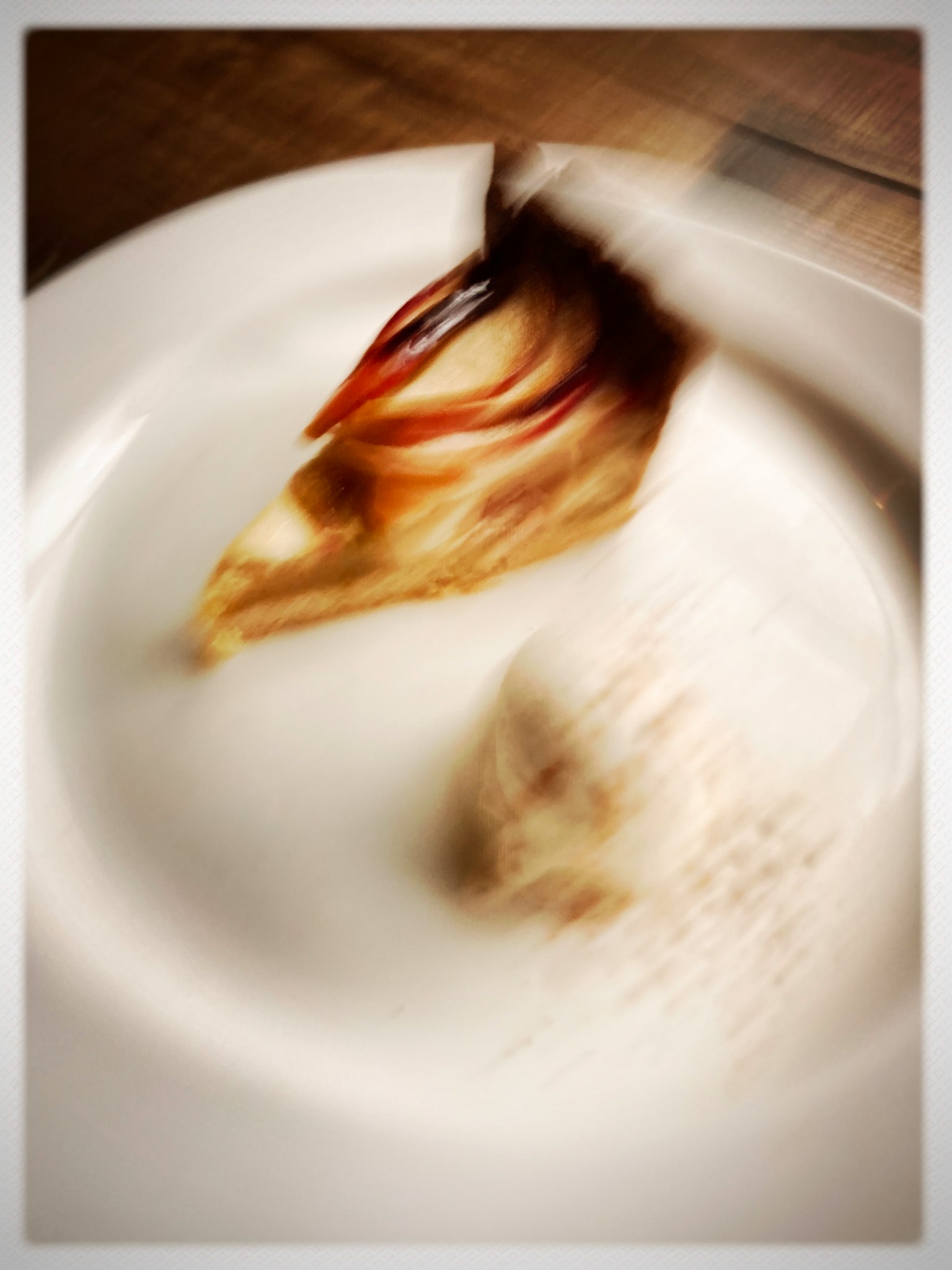 皿の上にあるぼやけたケーキとアイスクリームの画像