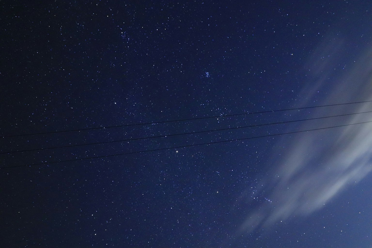 Sternenhimmel mit sichtbaren Wolken