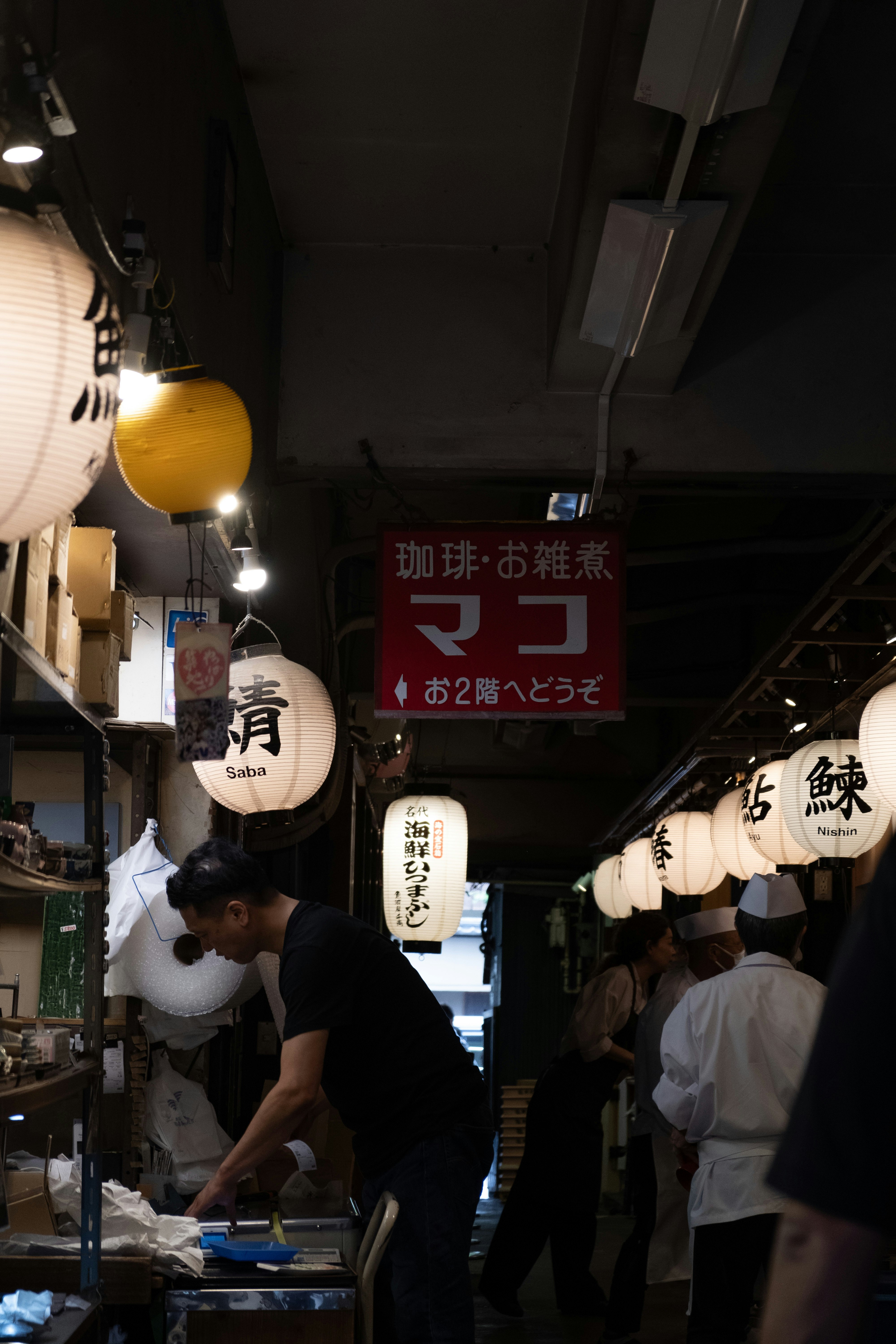 提灯と看板が並ぶ狭い路地の飲食店街