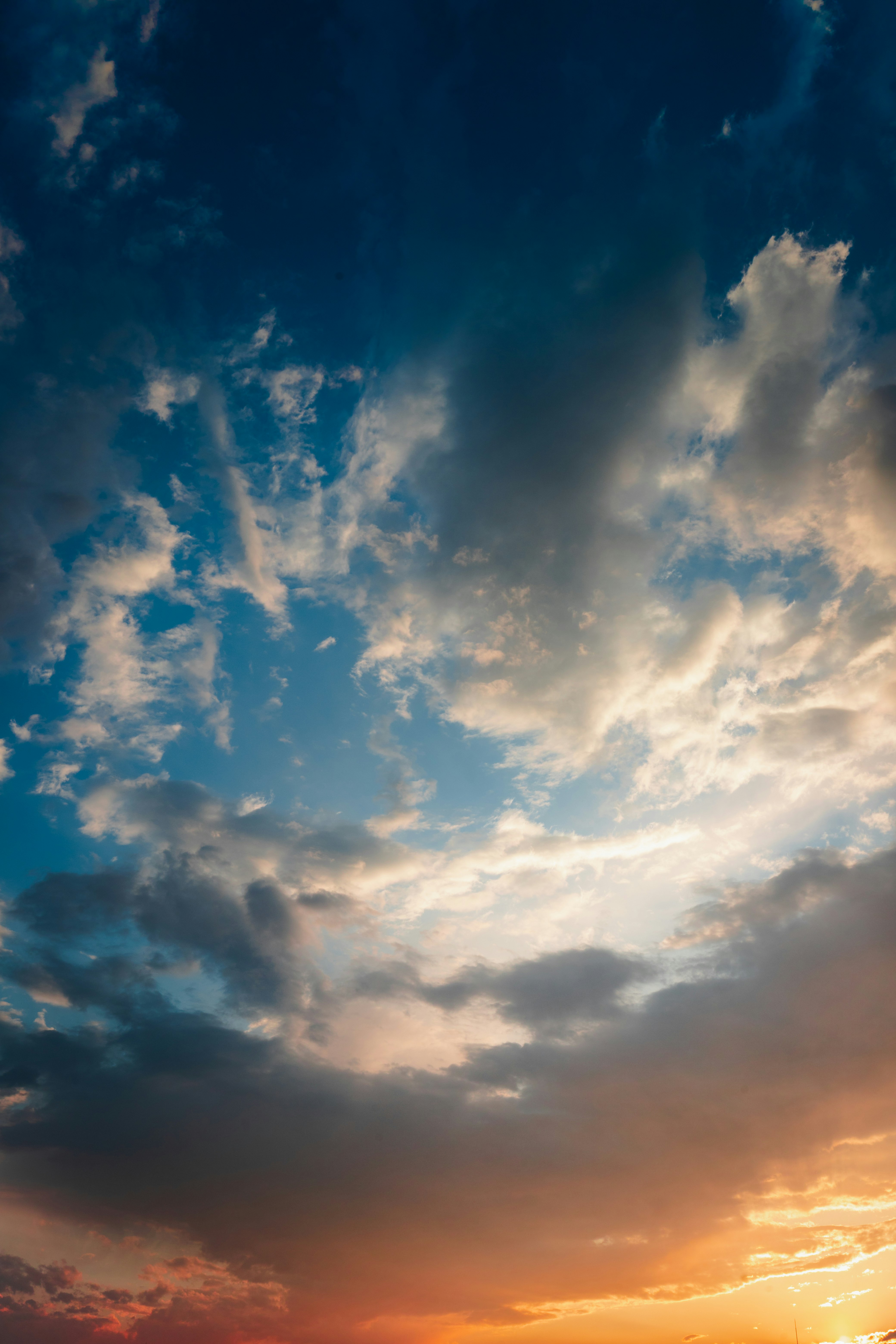 夕焼けの空に広がる雲のグラデーション