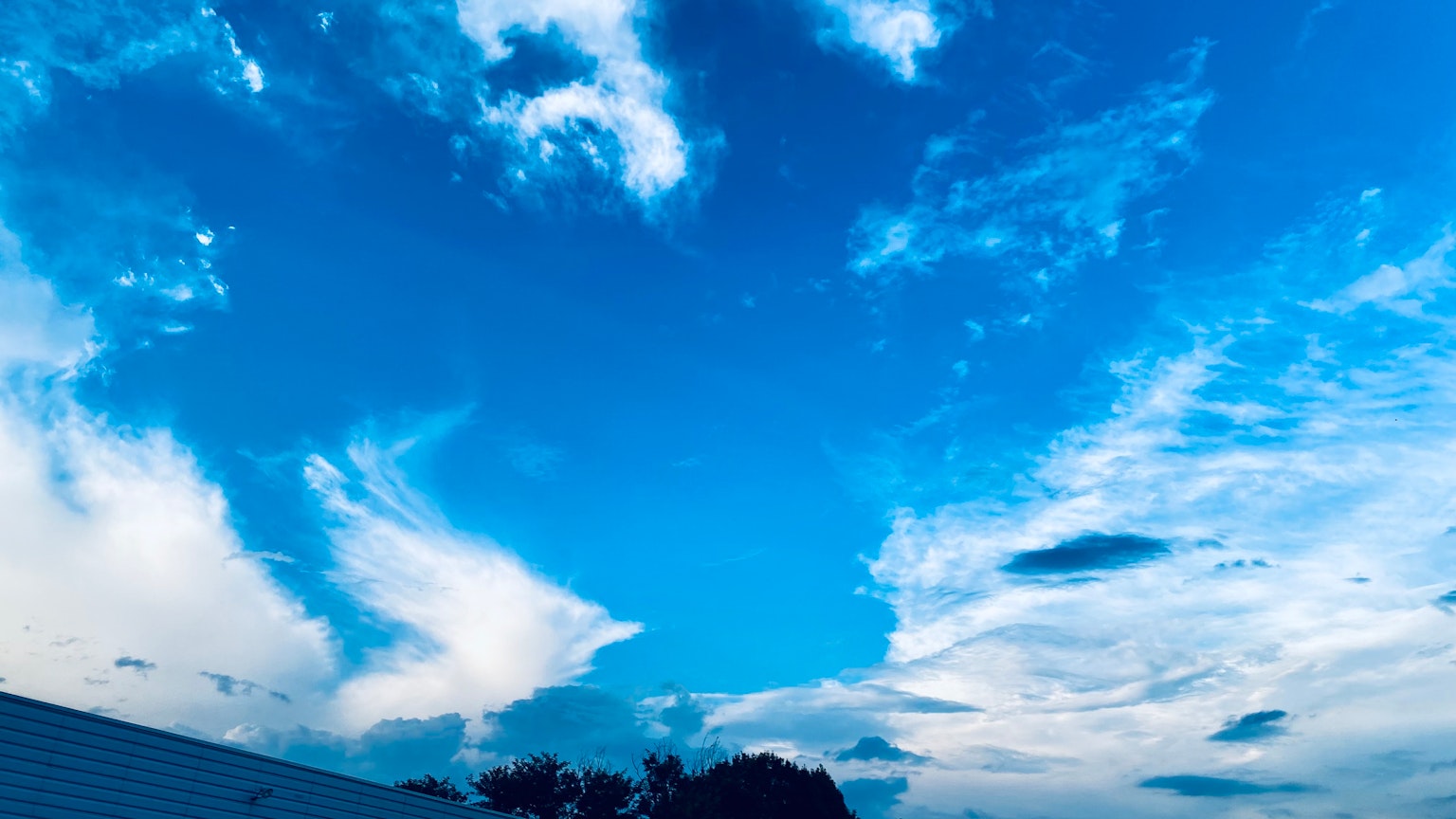Ciel bleu vif avec des nuages blancs