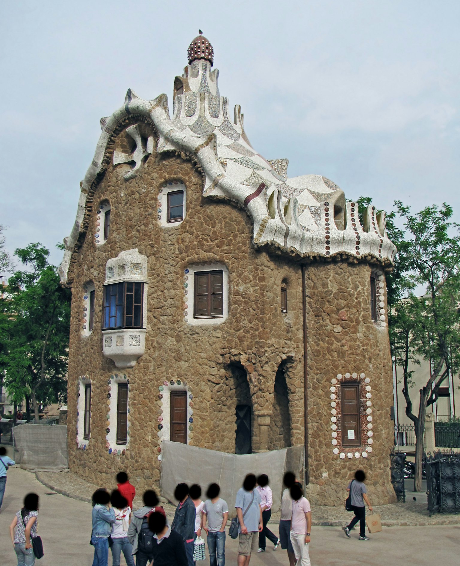 公園中獨特的石頭建築，波浪形裝飾屋頂