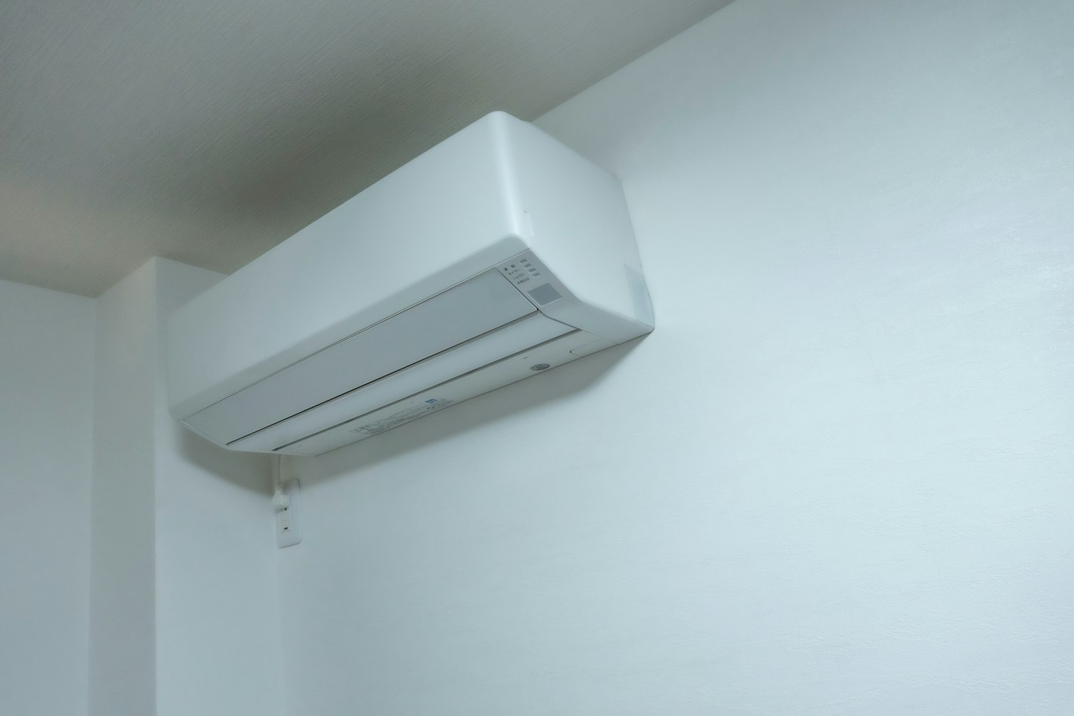 Unité de climatisation montée sur un mur blanc
