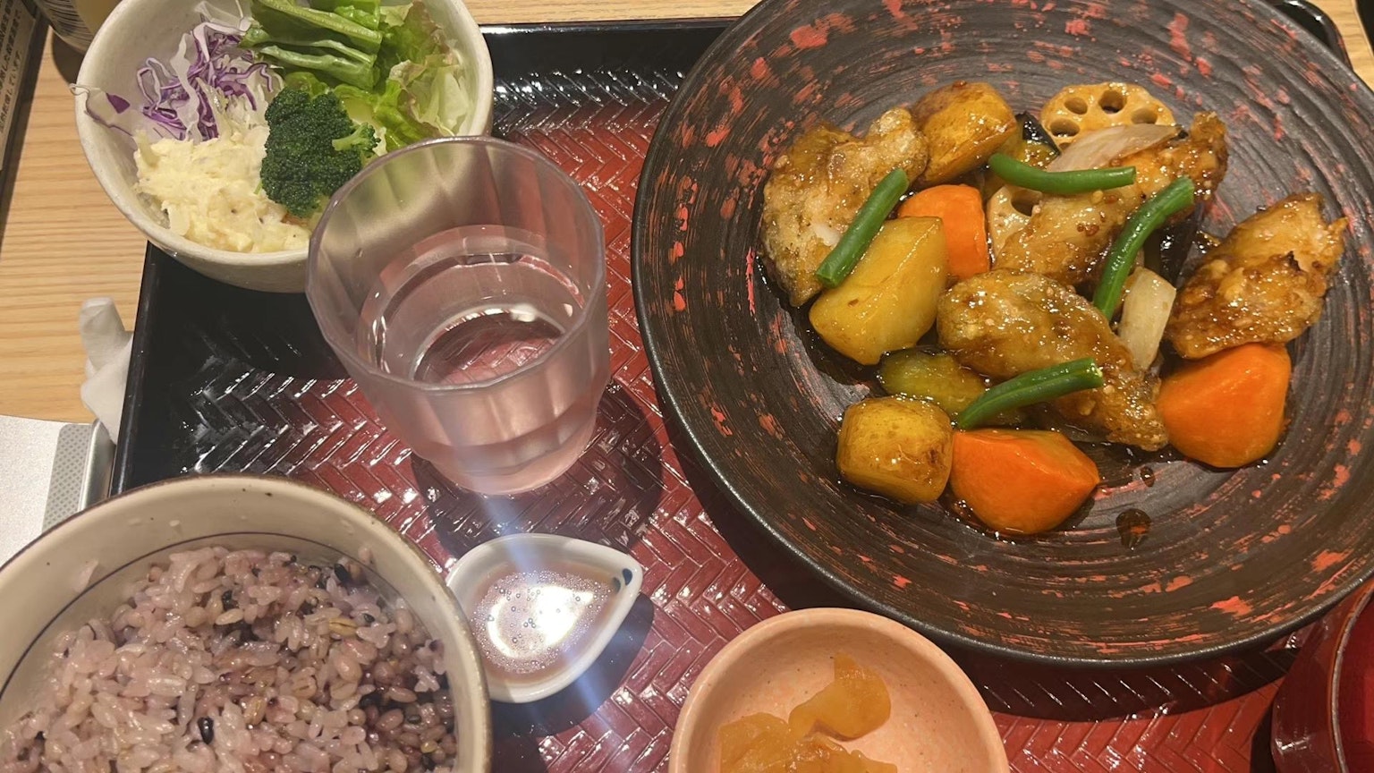 Plat japonais coloré avec des légumes et du poulet