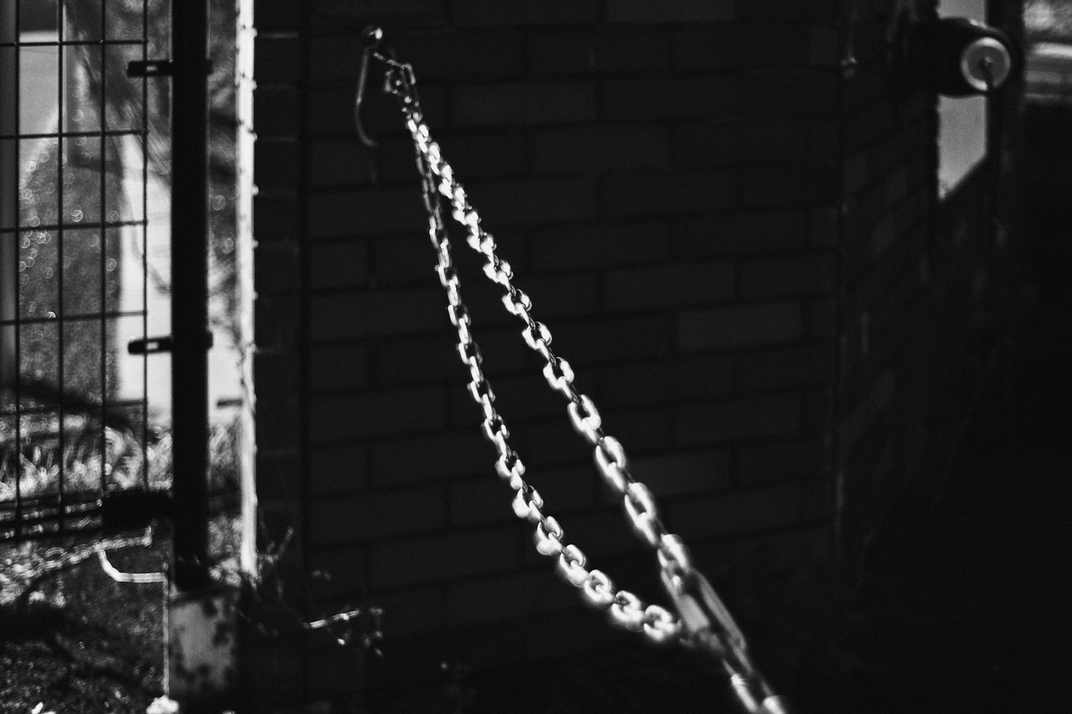 Schwarze und weiße Kette, die an einer Wand hängt