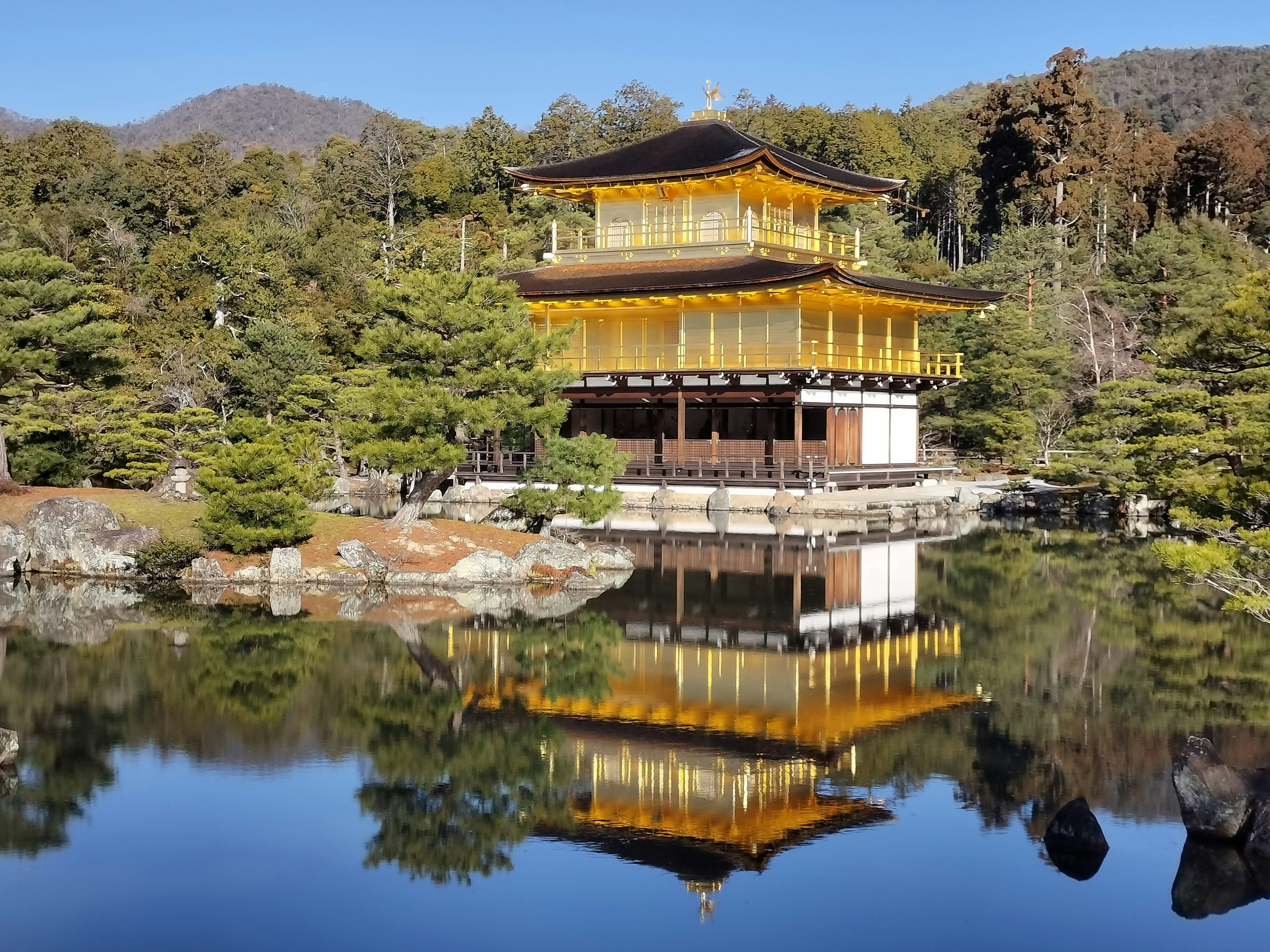 池に映る金色の多層の寺院建築