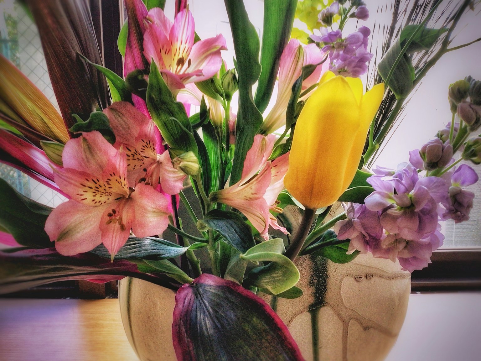 Un bouquet de fleurs colorées dans un vase