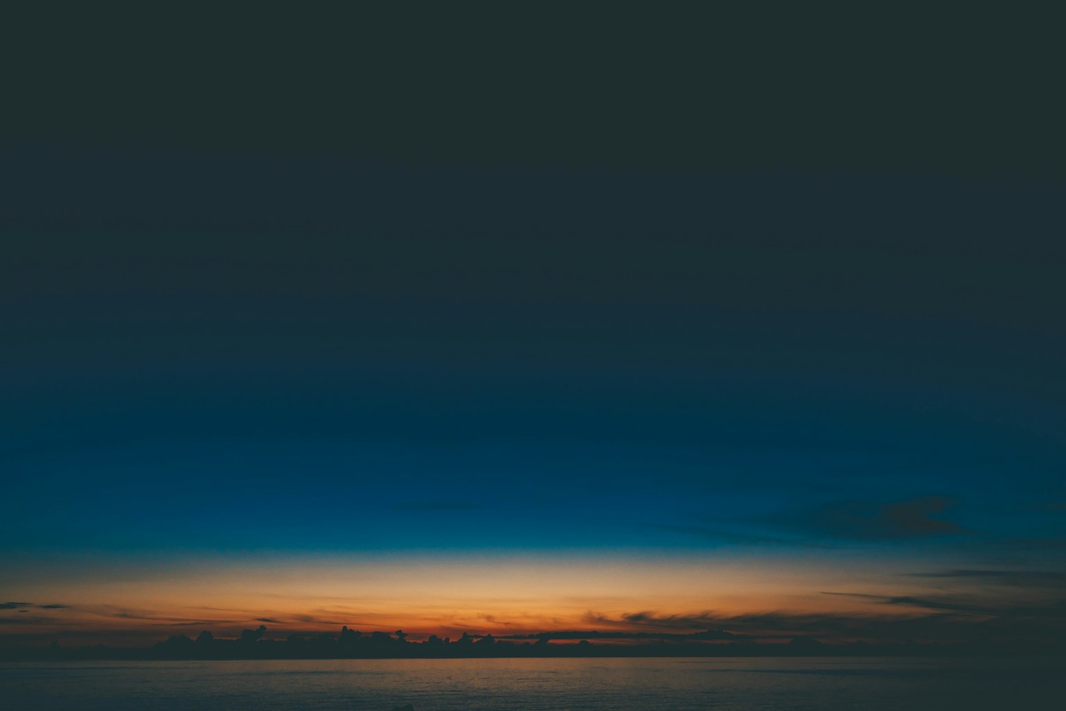Hermoso horizonte al atardecer sobre el océano