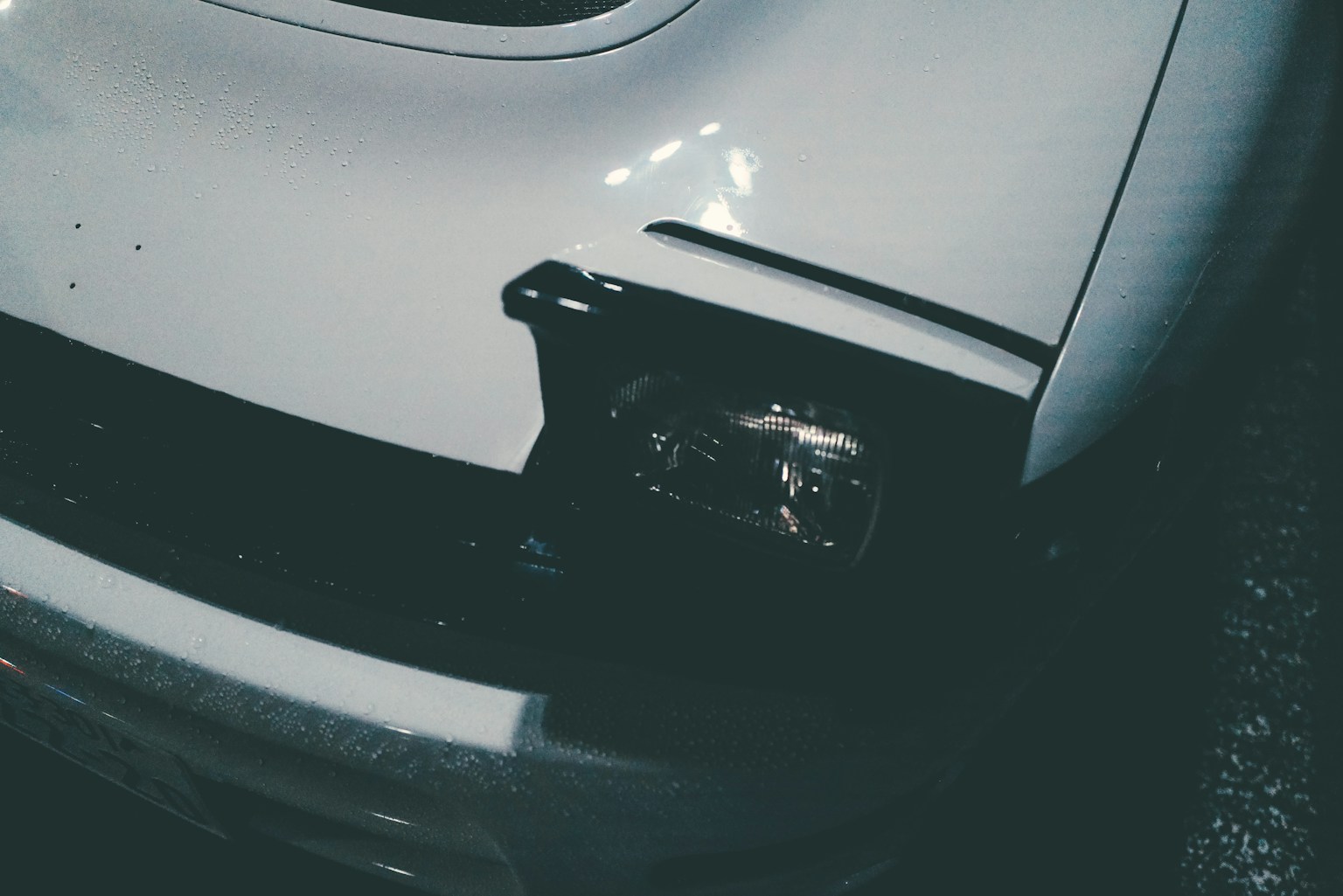 白い車の後部にある壊れたテールライトとマウント