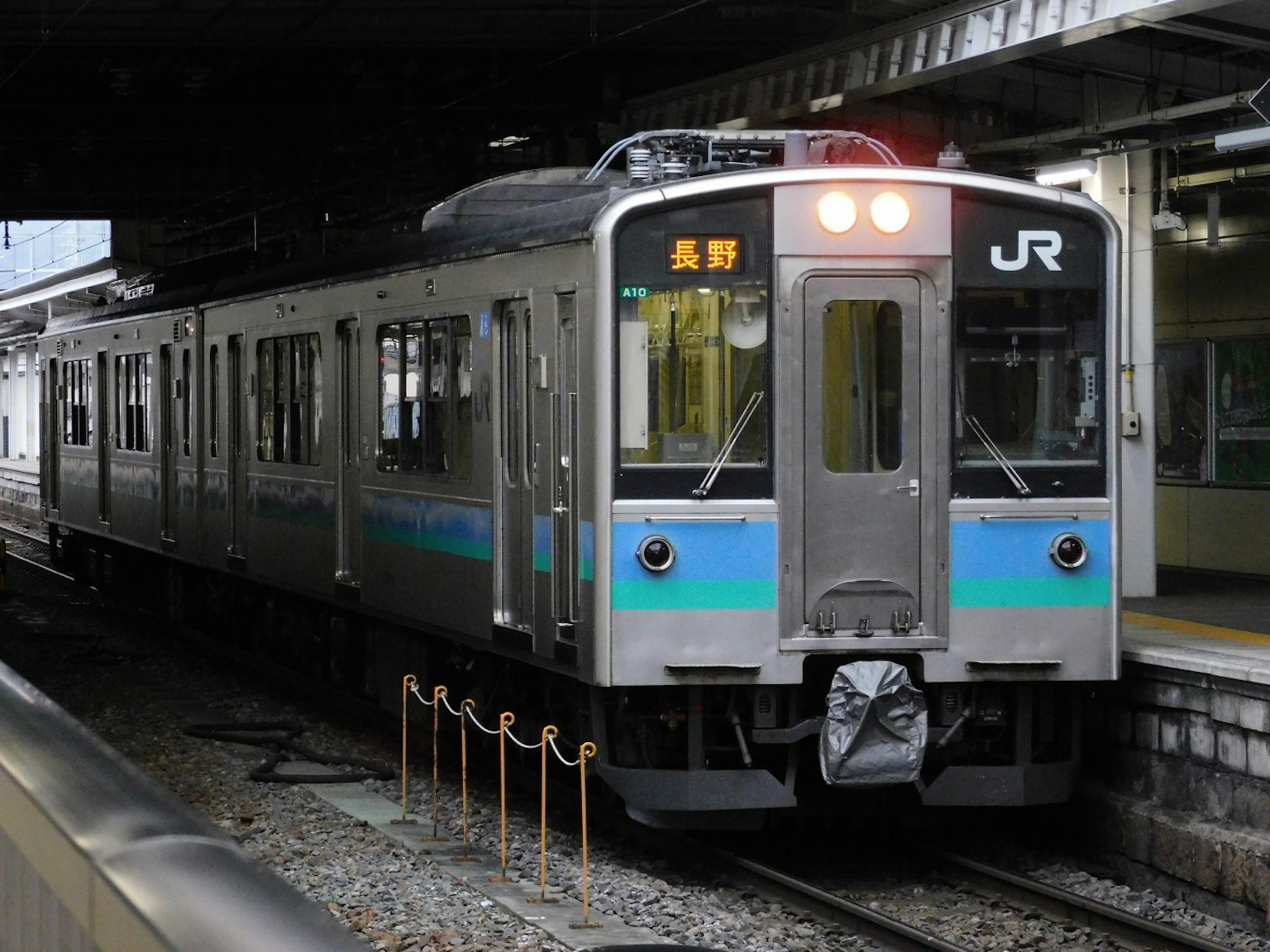 Gambar dekat kereta JR Jepang yang berhenti di platform stasiun
