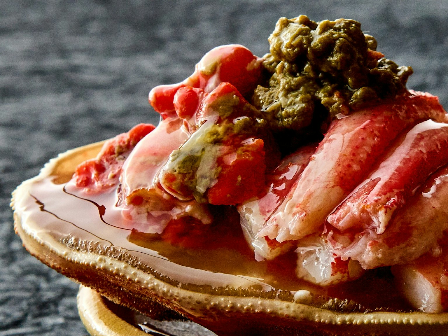 Piring daging kepiting segar dengan saus hijau