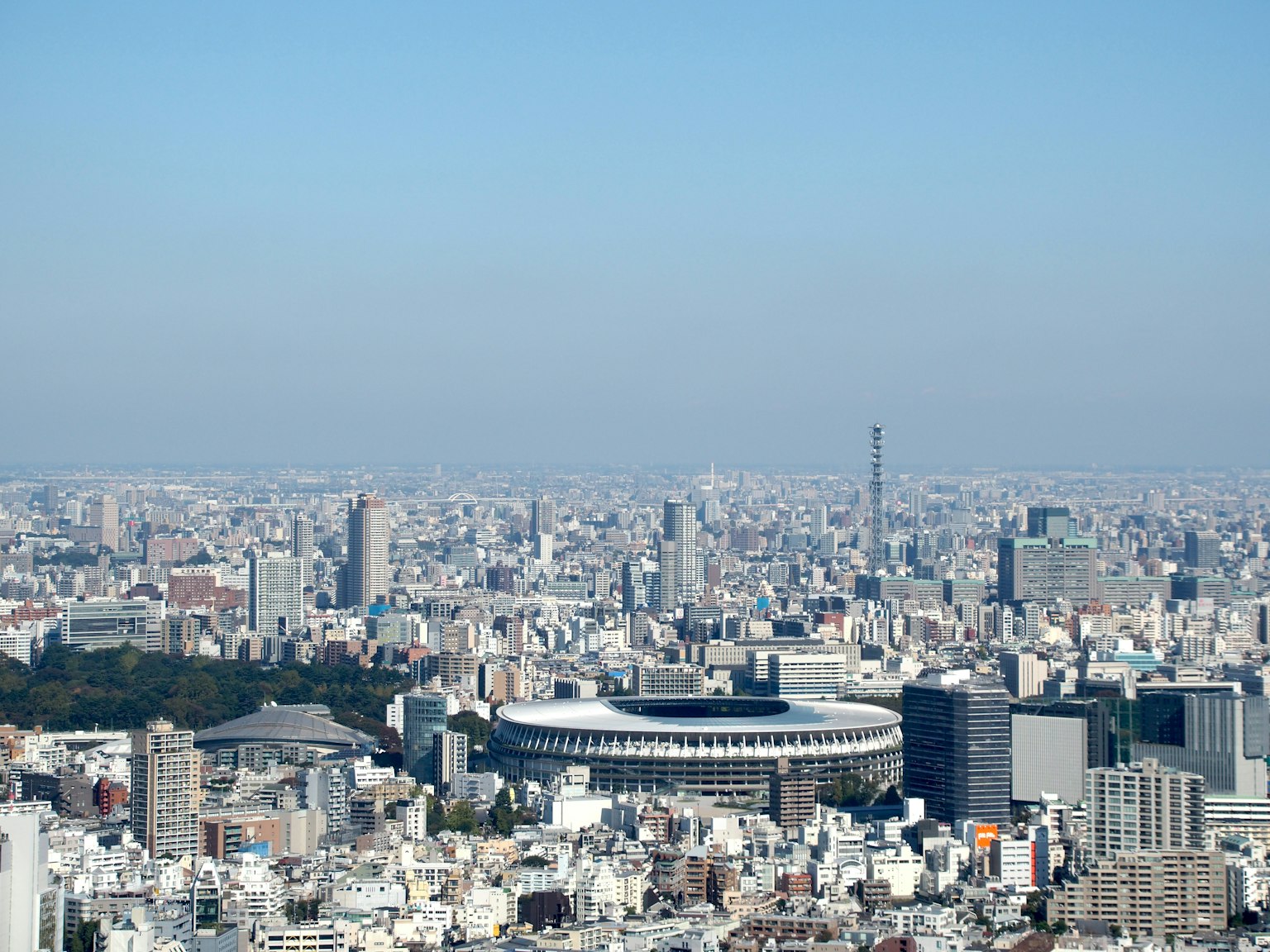Stadtansicht von Tokio mit dem neuen Nationalstadion und dem Tokyo Tower