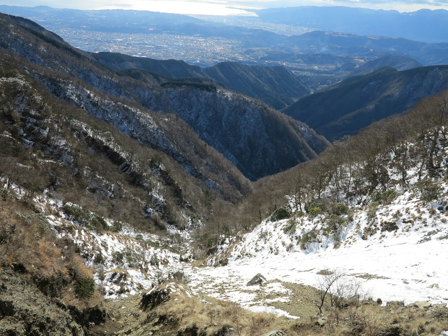 Vista panoramica di una valle con neve residua nelle montagne
