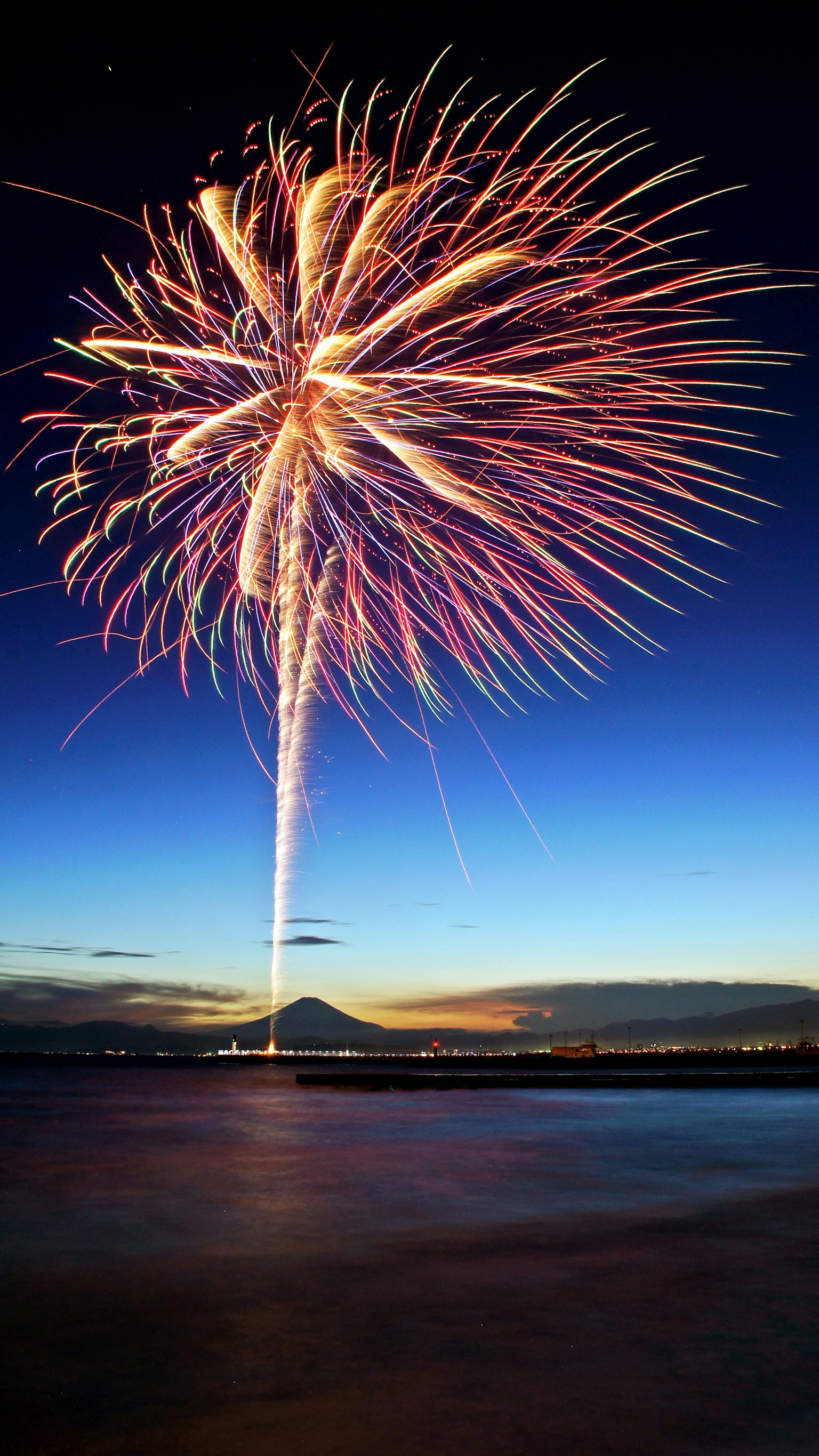 Magnifique spectacle de feux d'artifice dans le ciel nocturne avec le mont Fuji en arrière-plan