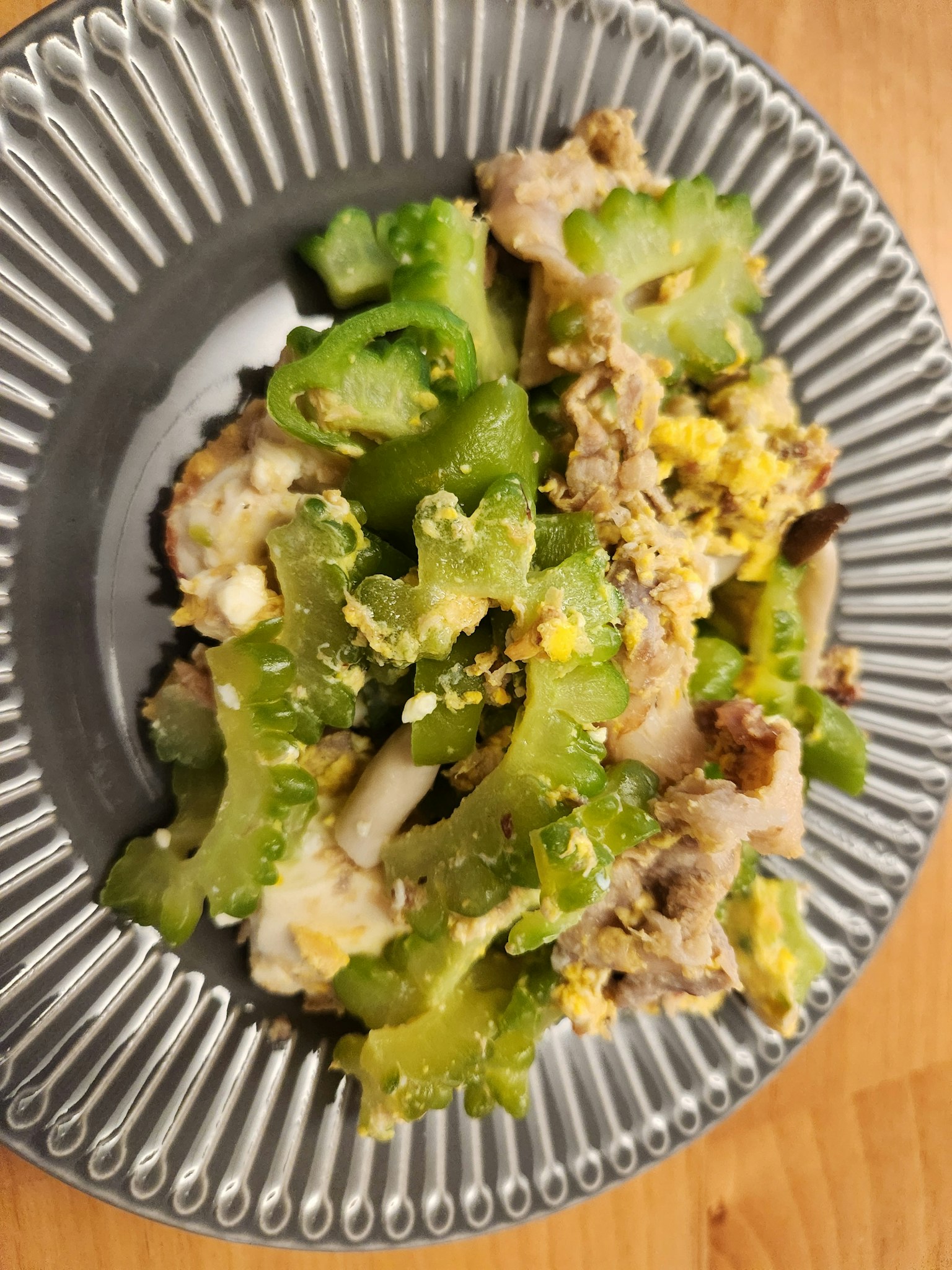 Un piatto con verdure verdi e uova servito su un piatto argentato