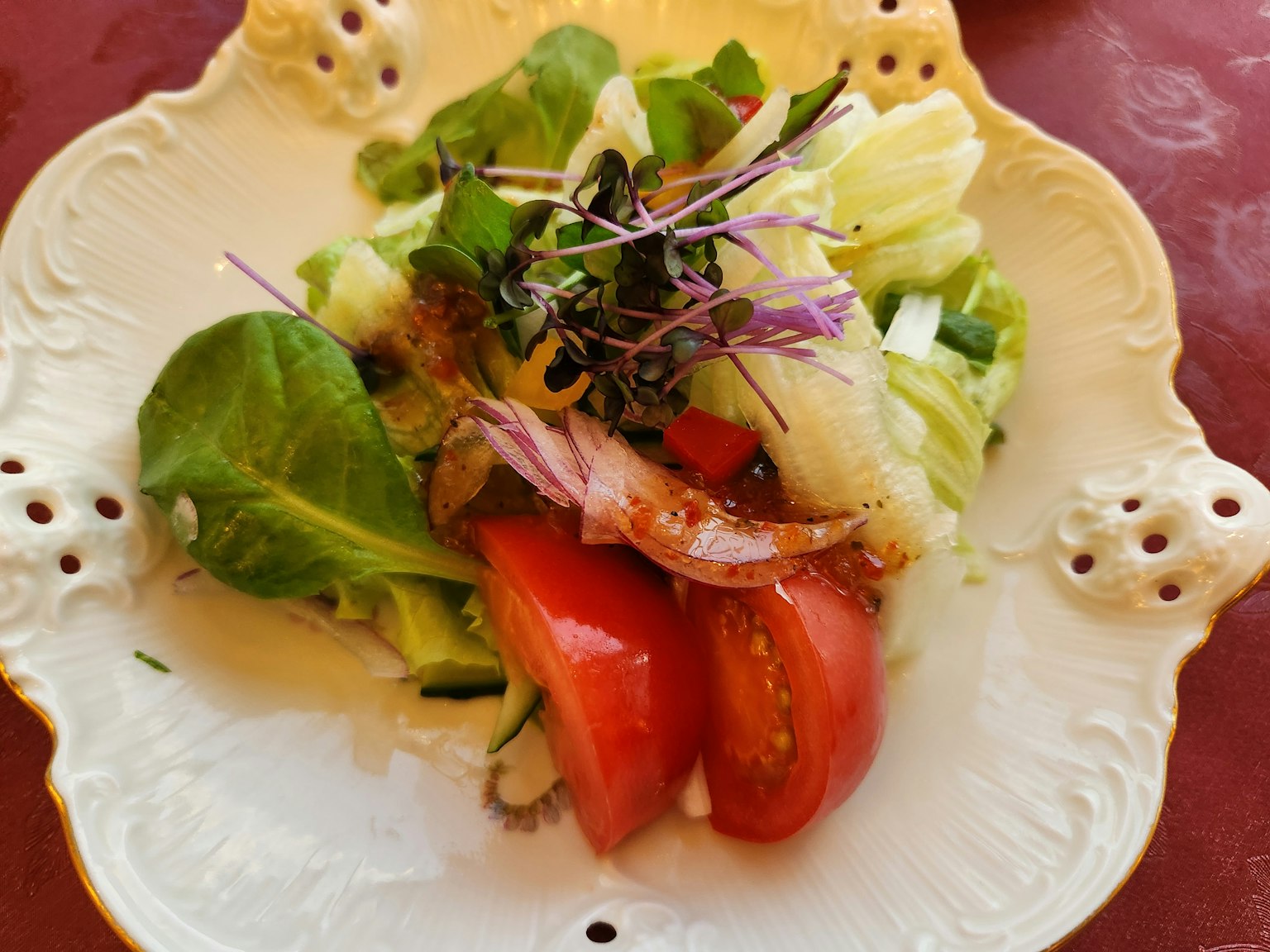 Ensalada fresca servida en un plato blanco decorativo