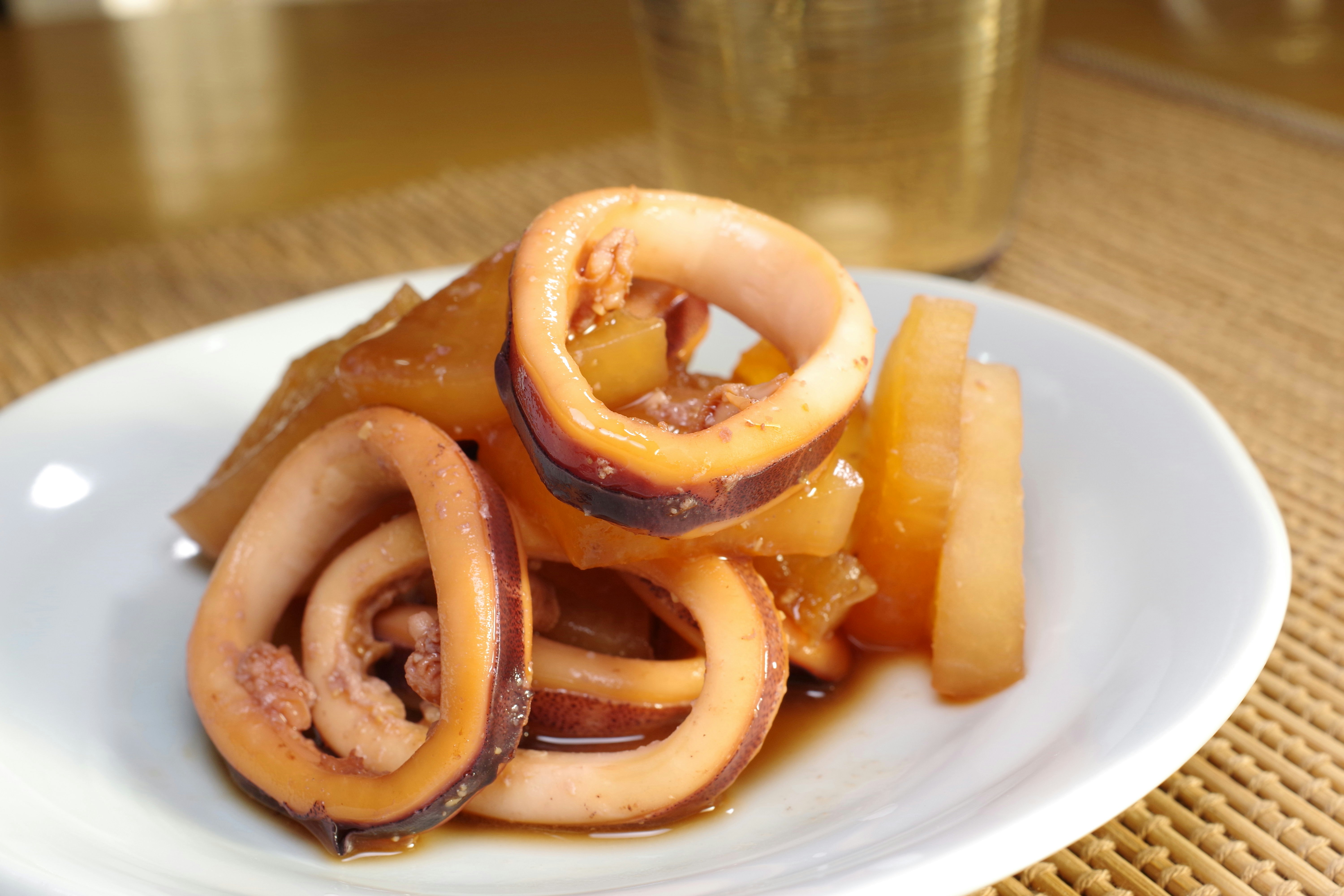 皿に盛られたイカのリングと野菜