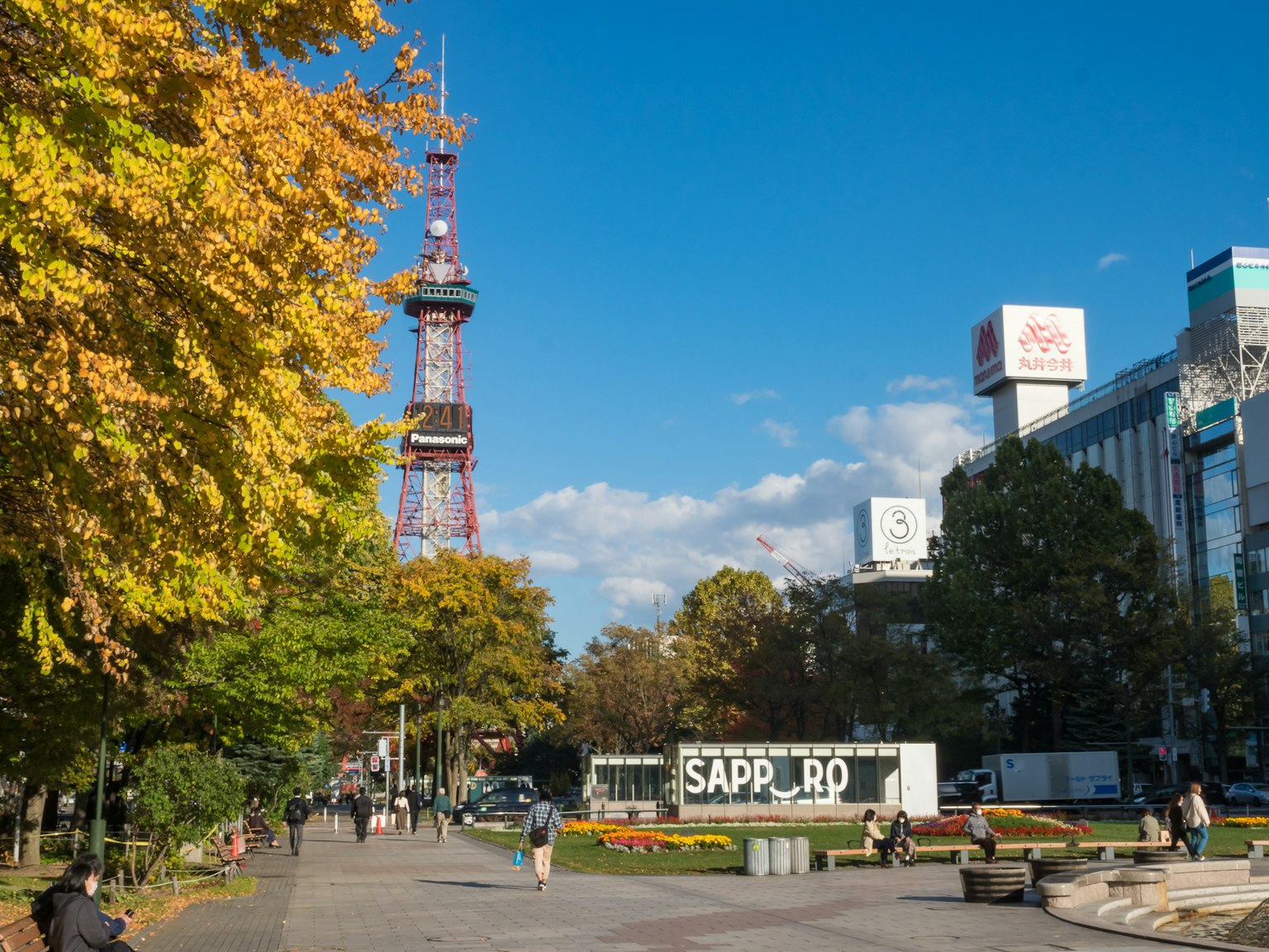Vista escénica de Sapporo con follaje de otoño y la Torre de TV de Sapporo