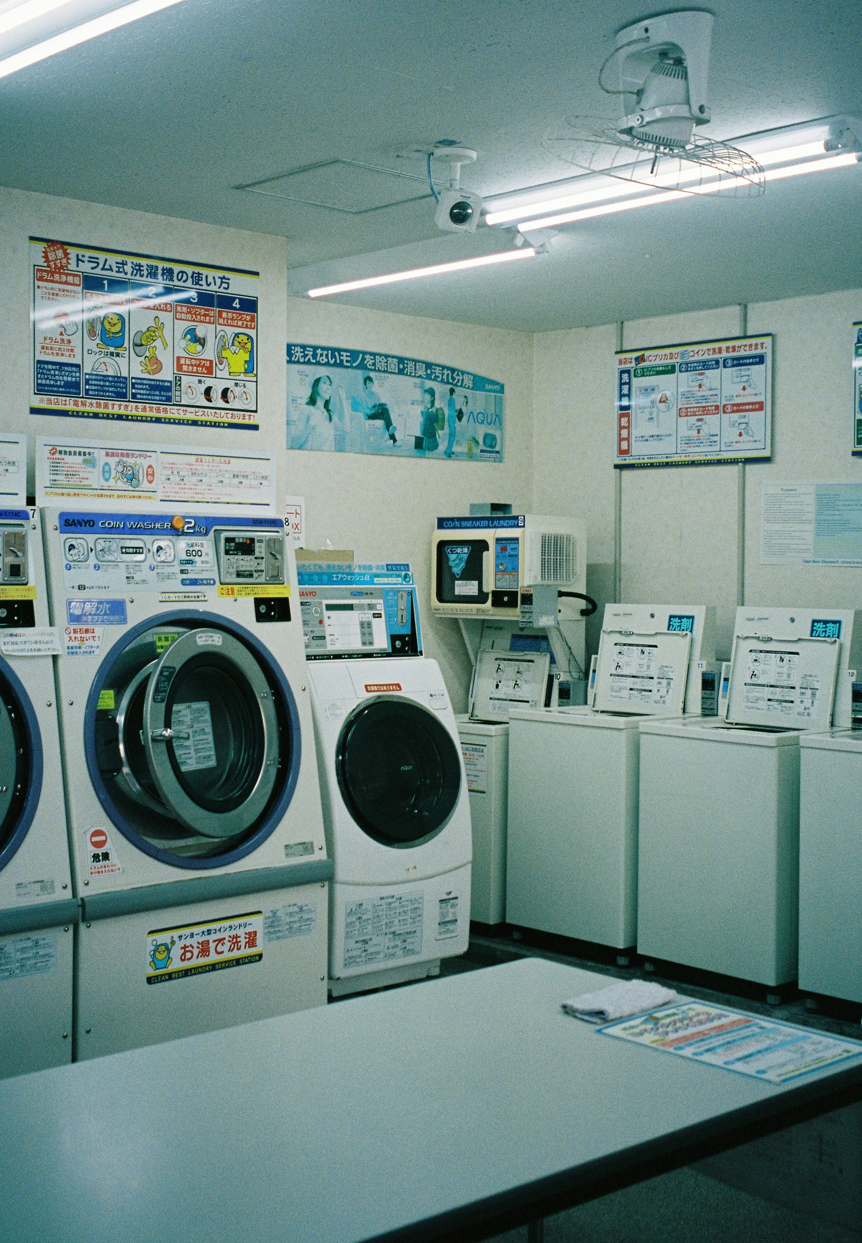洗濯機や乾燥機が並ぶコインランドリーの店内