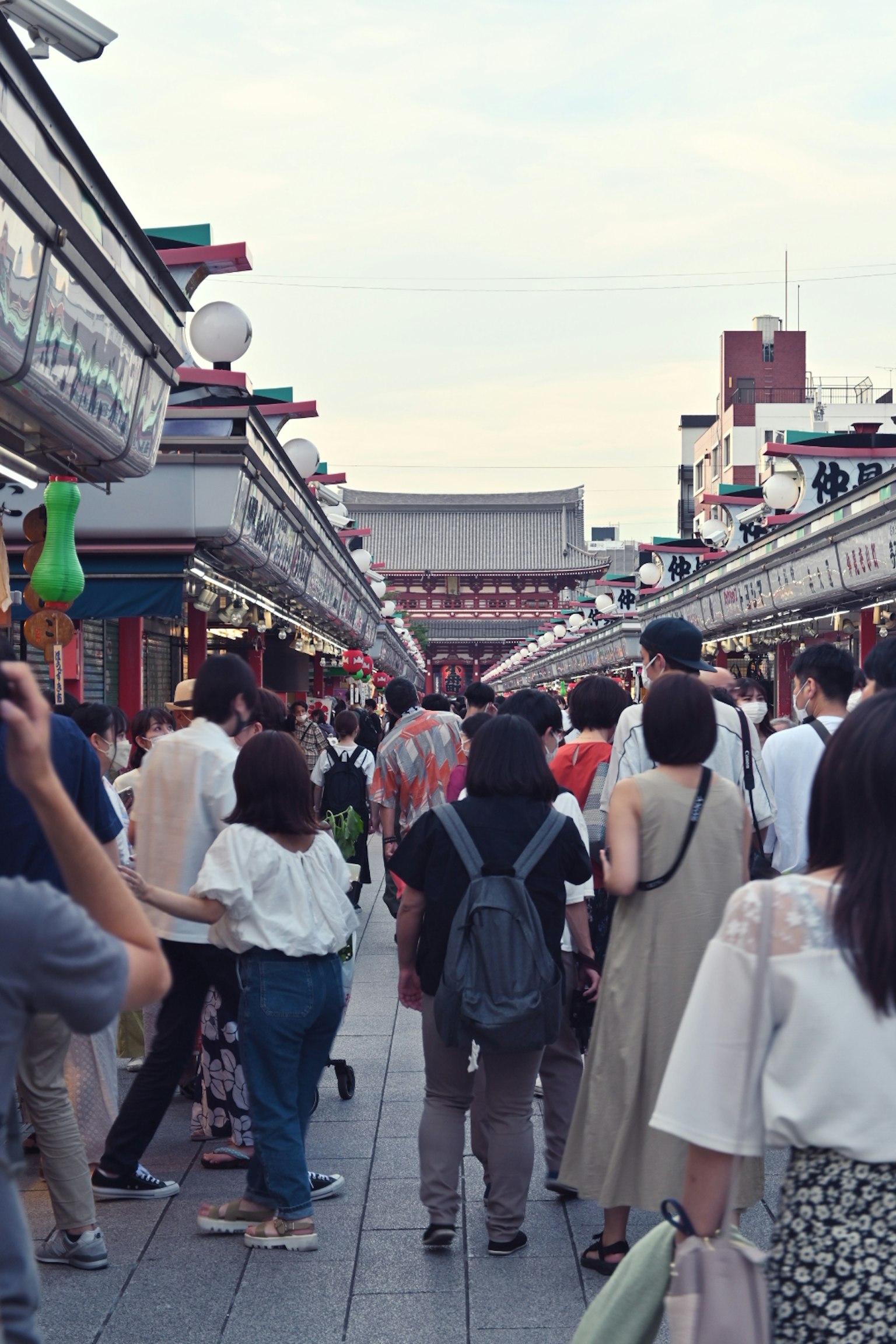 Scena affollata a Nakamise Street ad Asakusa con molte persone