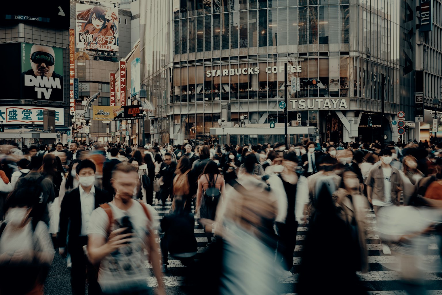 Scène animée au carrefour de Shibuya avec des gens et Starbucks en arrière-plan