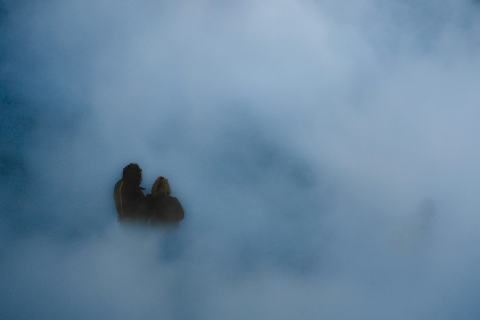 Silhouette eines Paares in nebligen Umgebungen