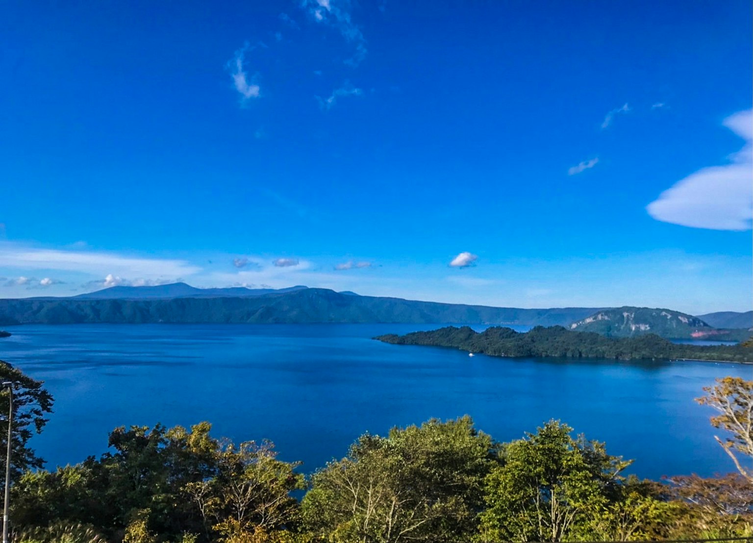 藍色湖泊和綠色樹木的美麗風景